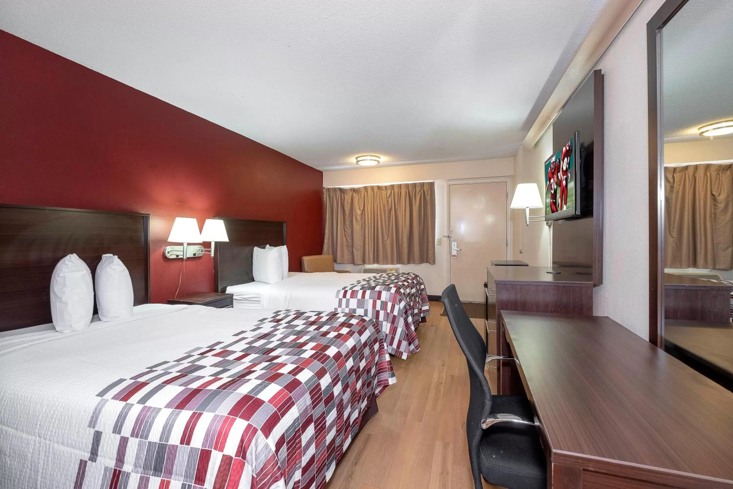 Photo of the whole room, Bed in Red Roof Inn Atlanta - Smyrna/Ballpark