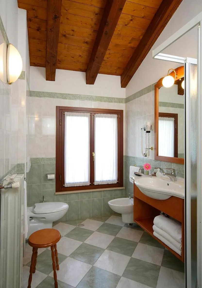 Bathroom, Bed in Hotel Antico Moro