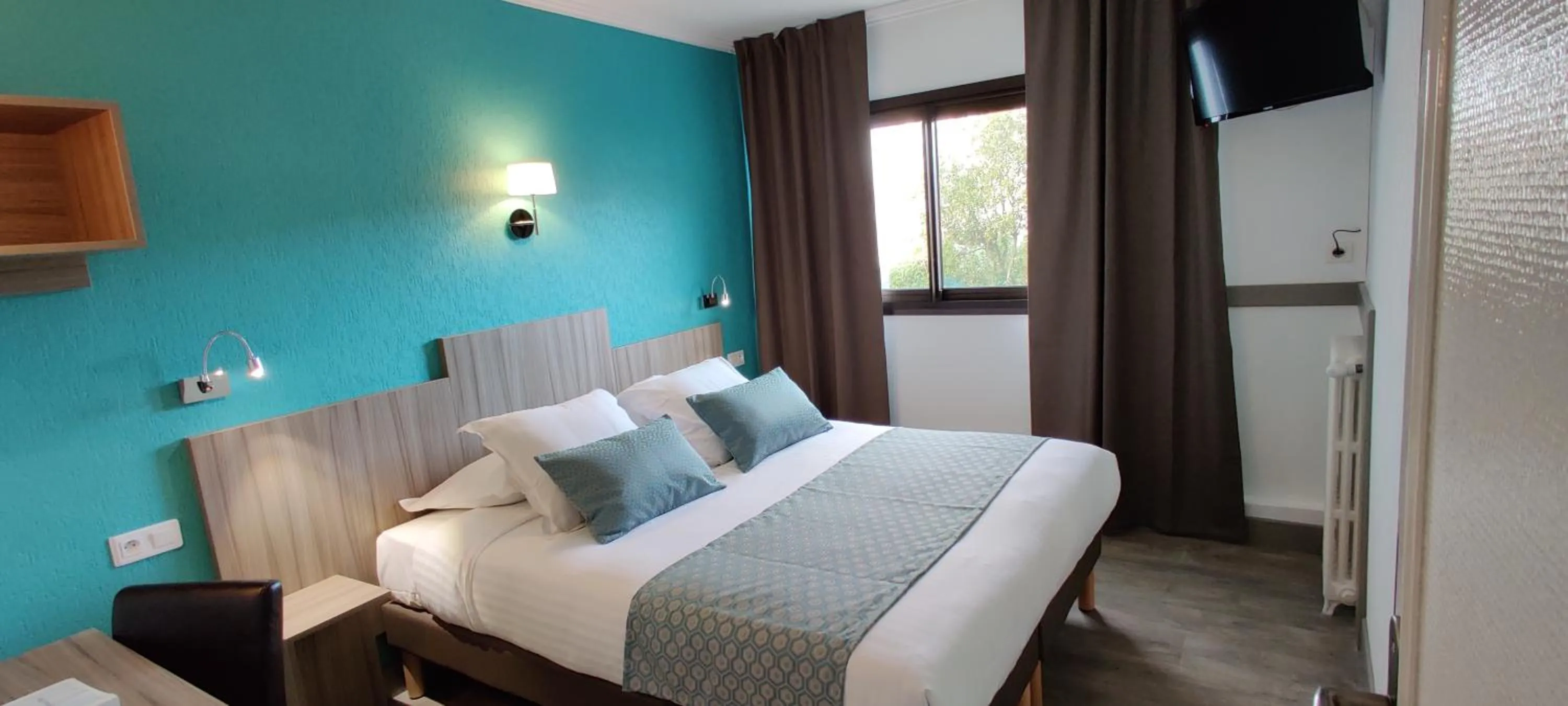 Bed in Logis Hôtel Les Bleuets