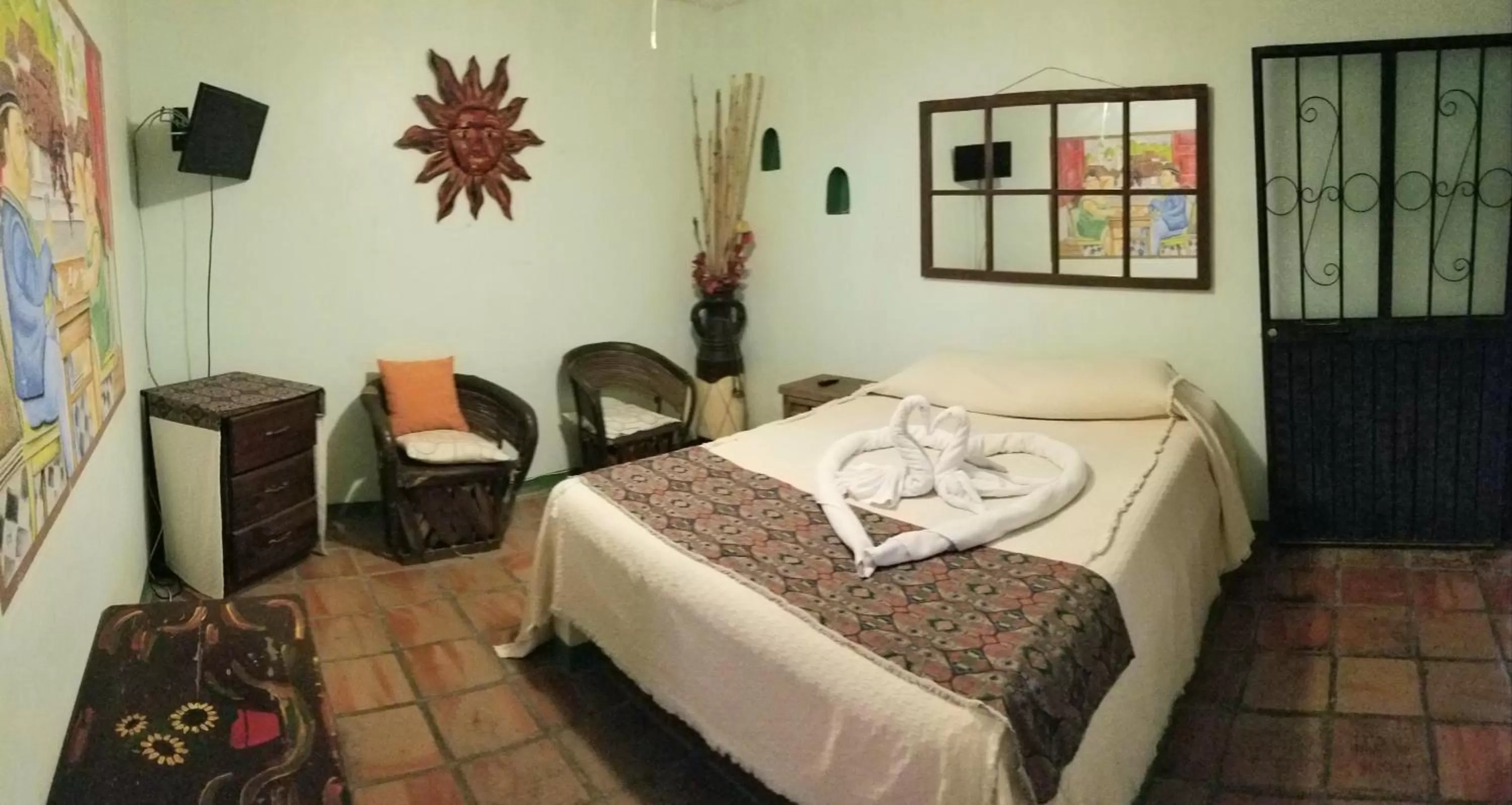 Photo of the whole room, Bed in Cabo Inn