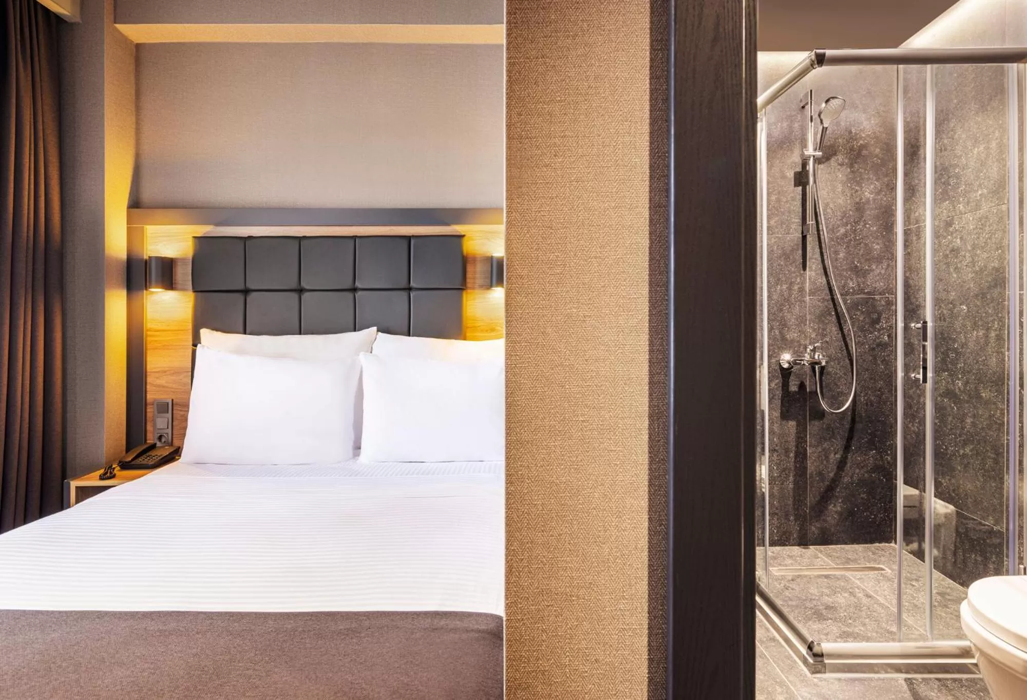 Shower, Bed in Marius Hotel