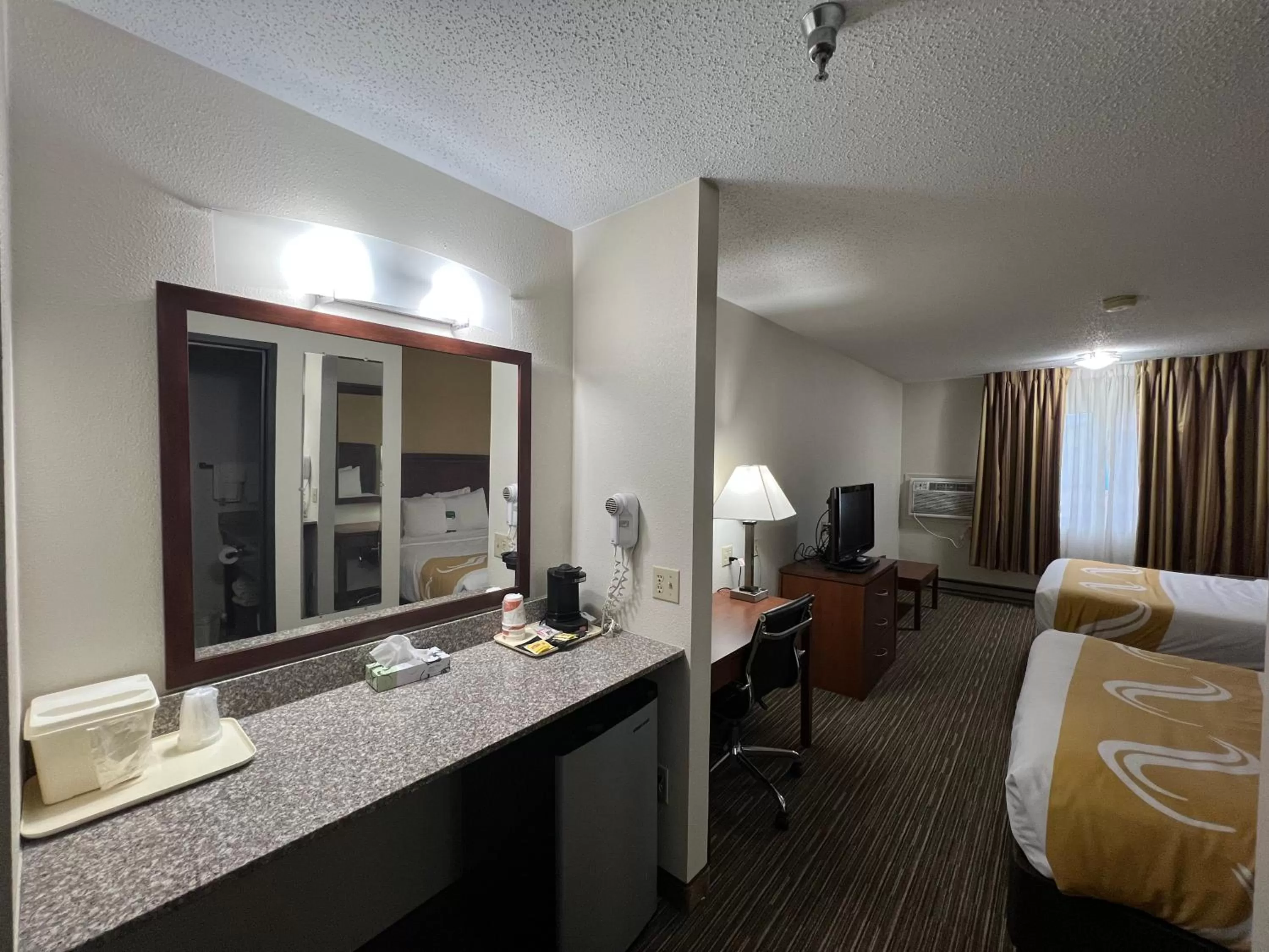 Bed in Quality Inn Mitchell I-90