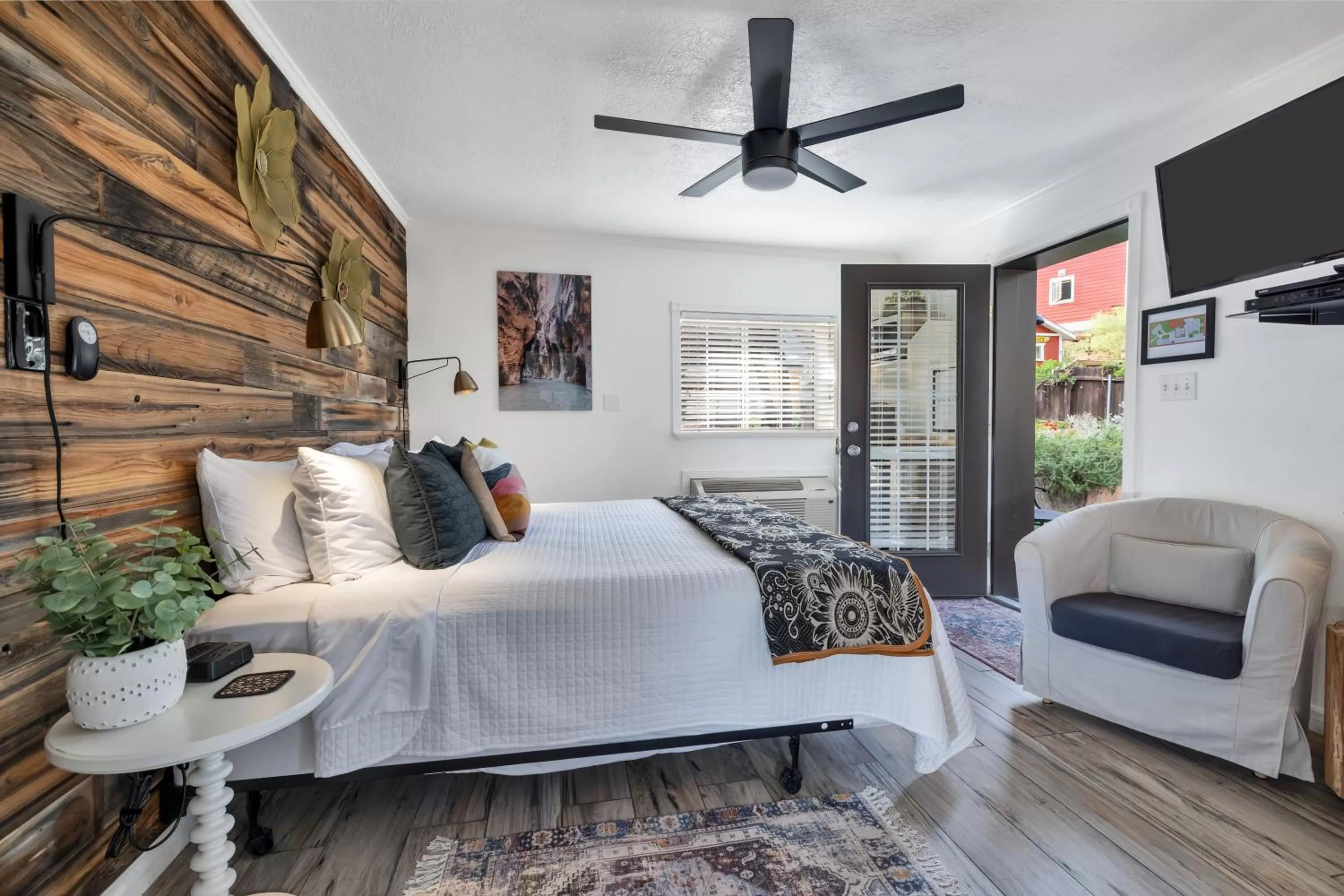 Photo of the whole room, Bed in Red Rock Inn Cottages