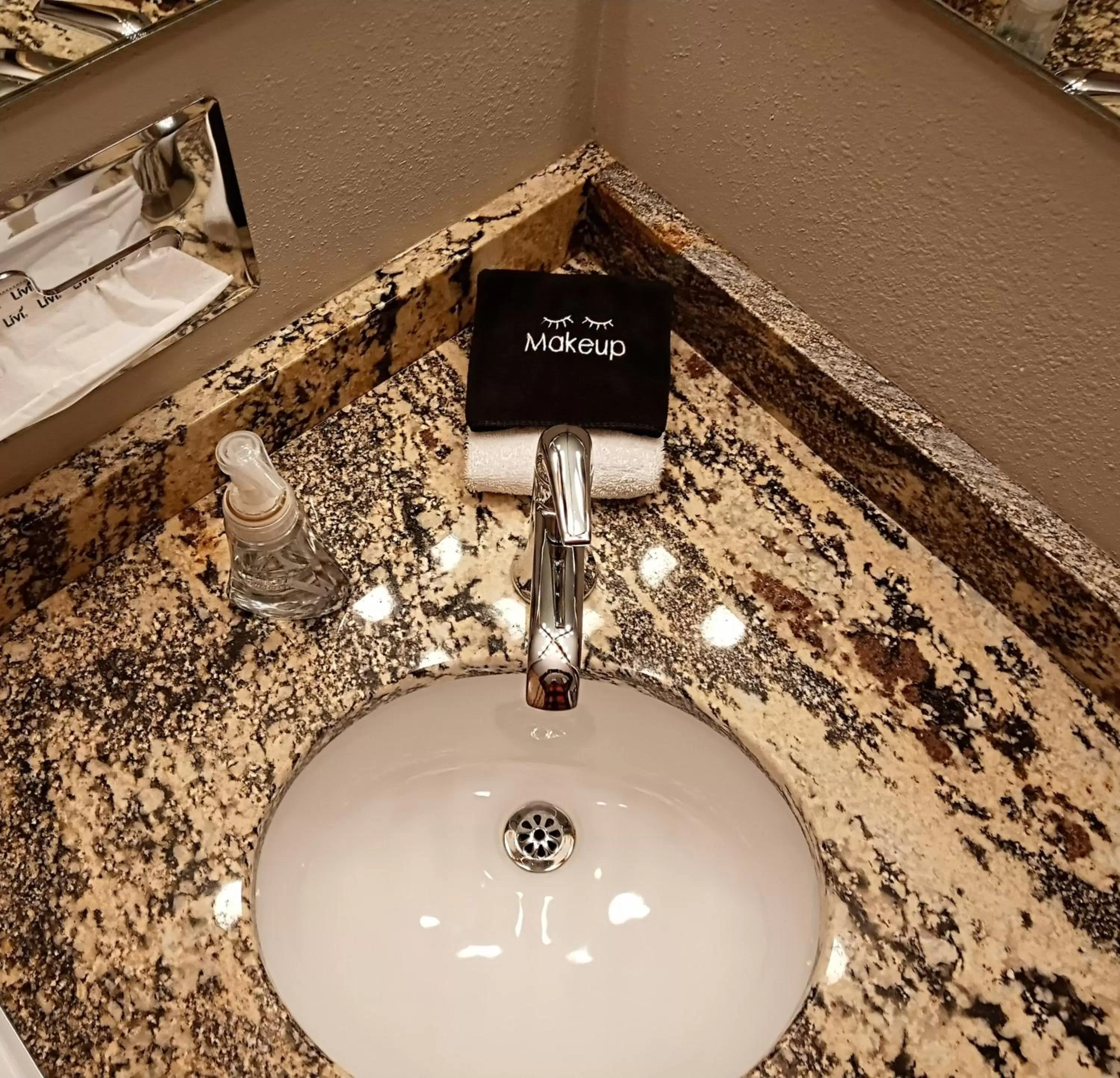 Bathroom in Cliff Dweller on Lake Superior