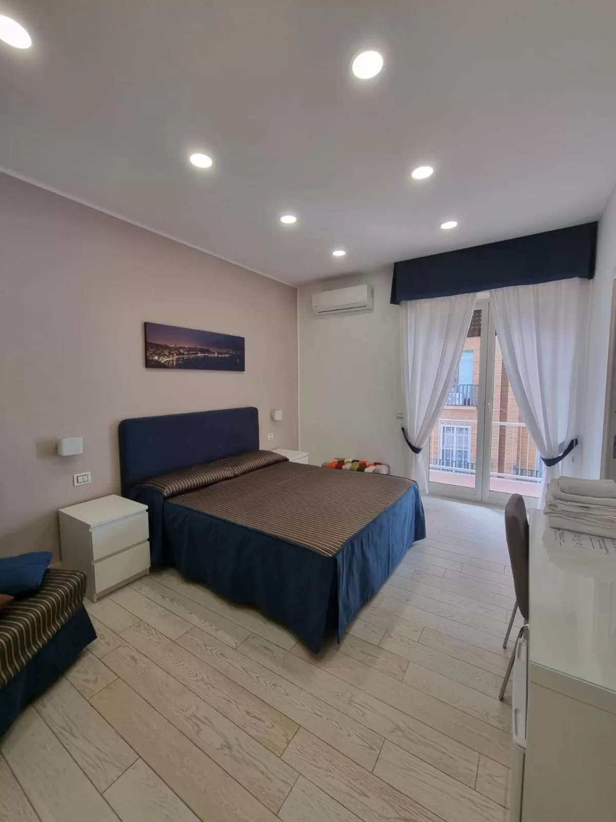 Photo of the whole room, Bed in Municipio sea