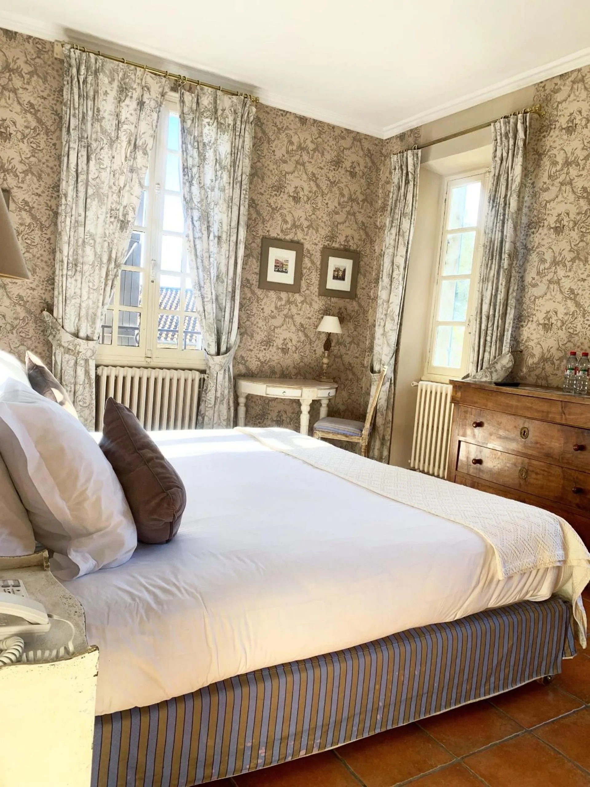 Property building, Bed in Hôtel la Magnaneraie