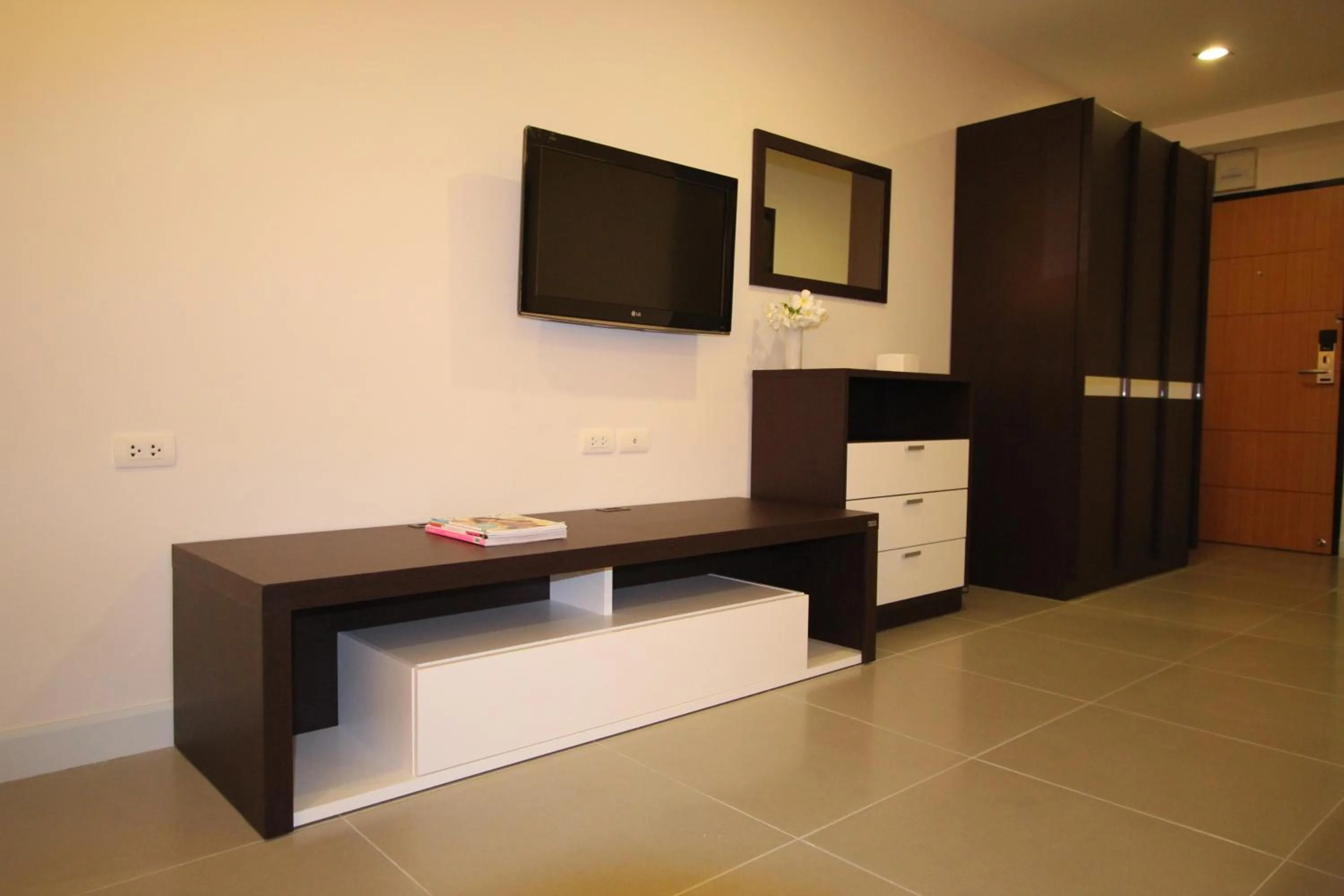 Photo of the whole room, TV/Entertainment Center in 14 Living