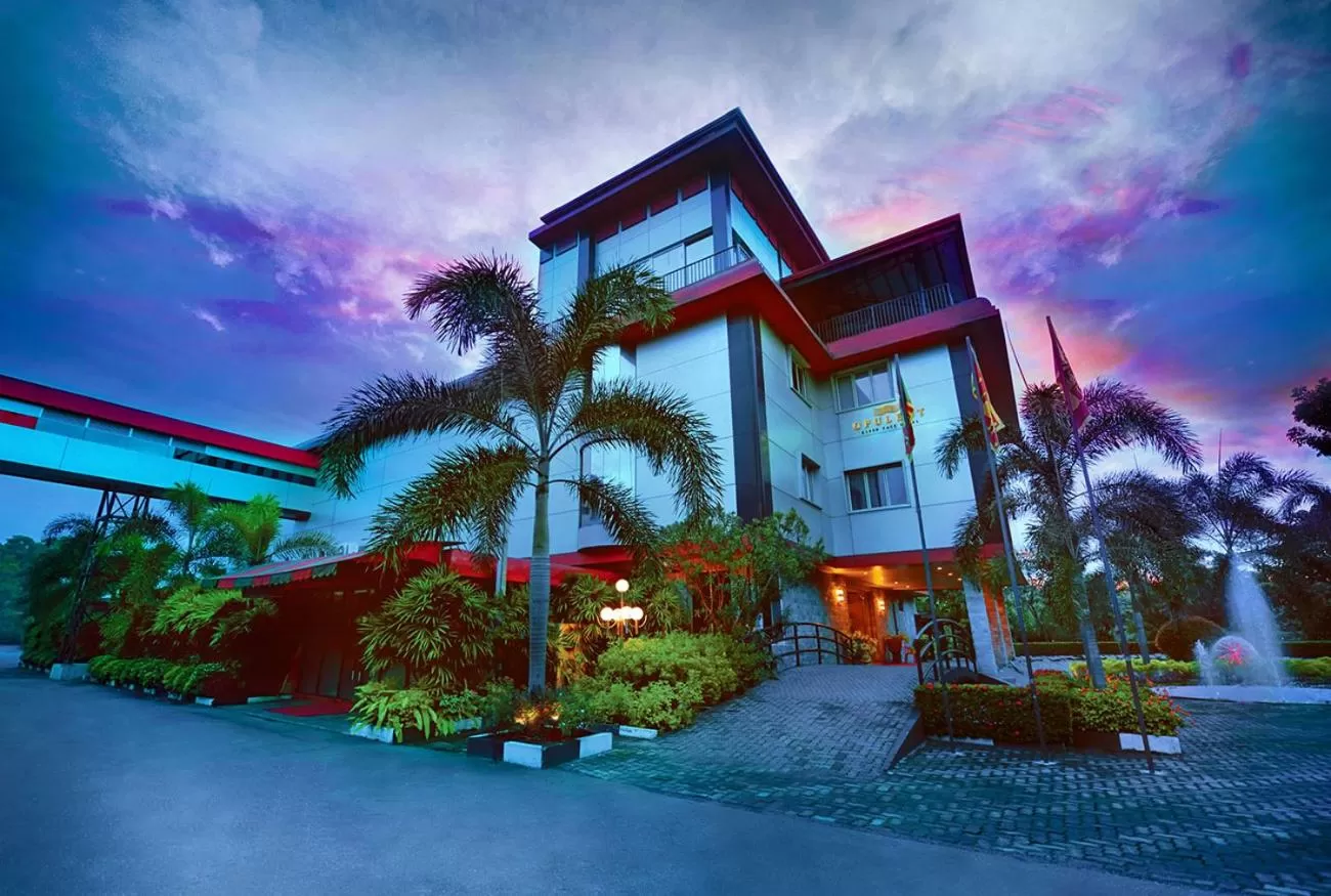 Opulent River Face Hotel