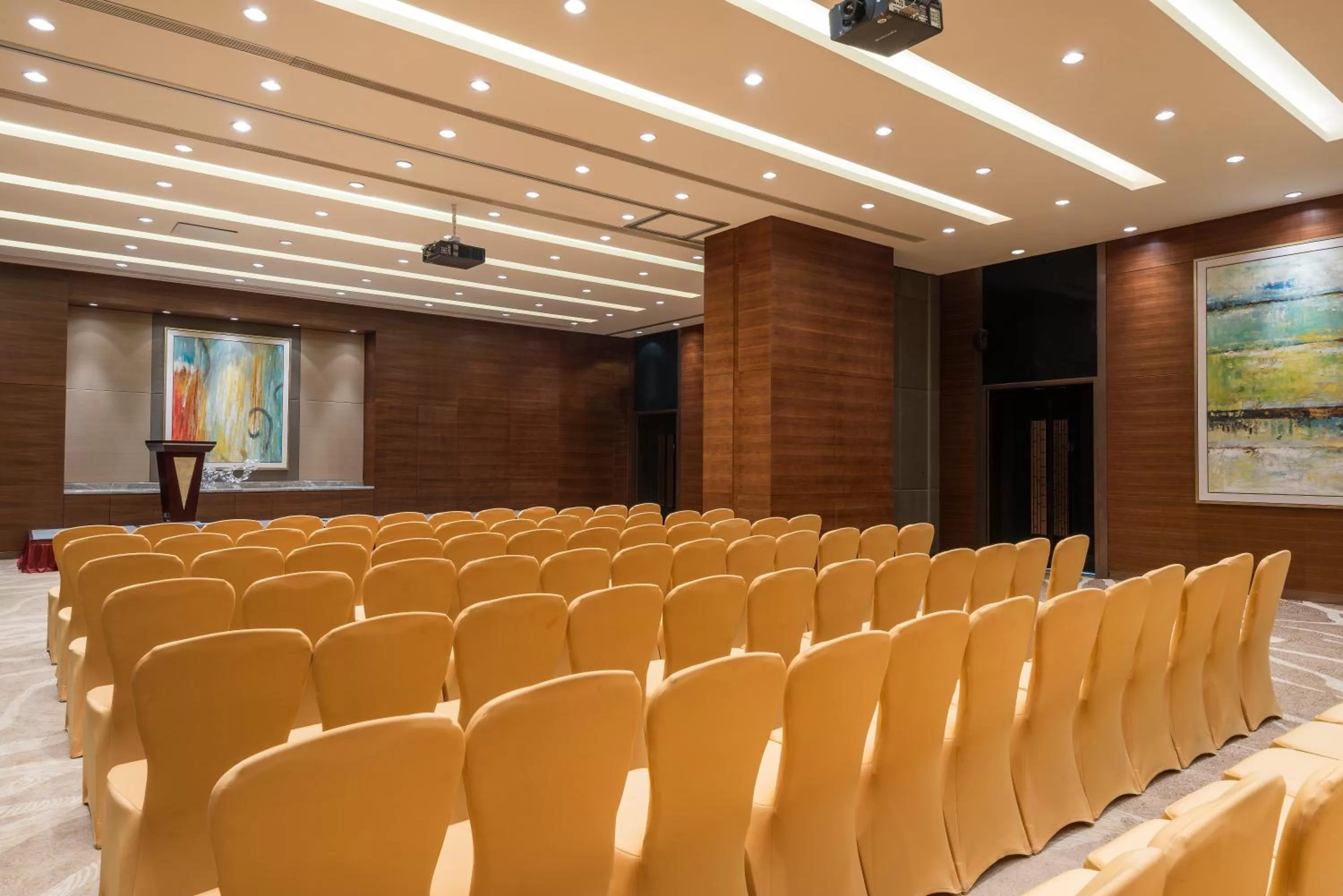 Meeting/conference room in Crowne Plaza Yangzhou by IHG