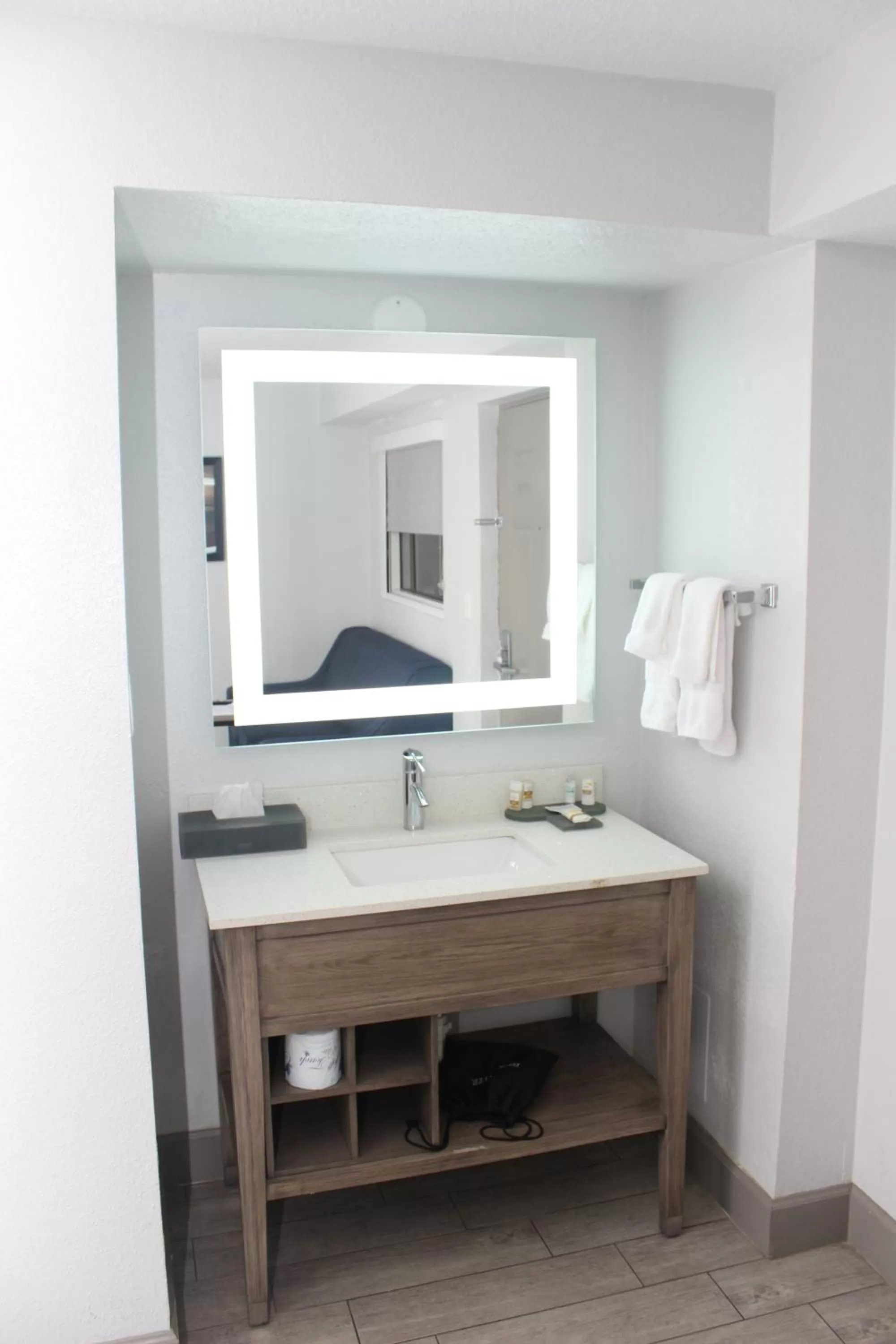 Bathroom, Bed in La Quinta by Wyndham Oceanfront Daytona Beach