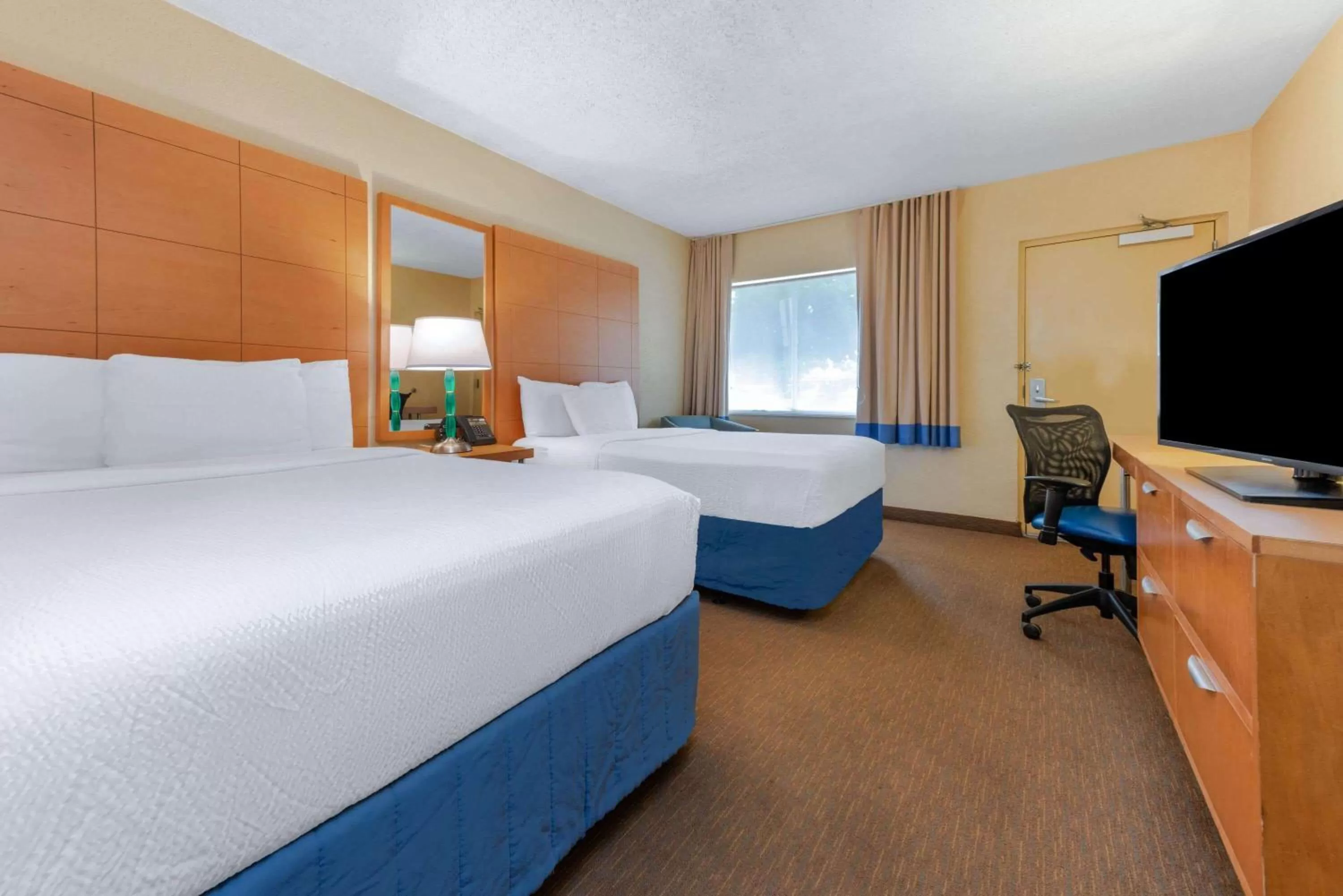 Photo of the whole room in La Quinta by Wyndham Fort Lauderdale Pompano Beach