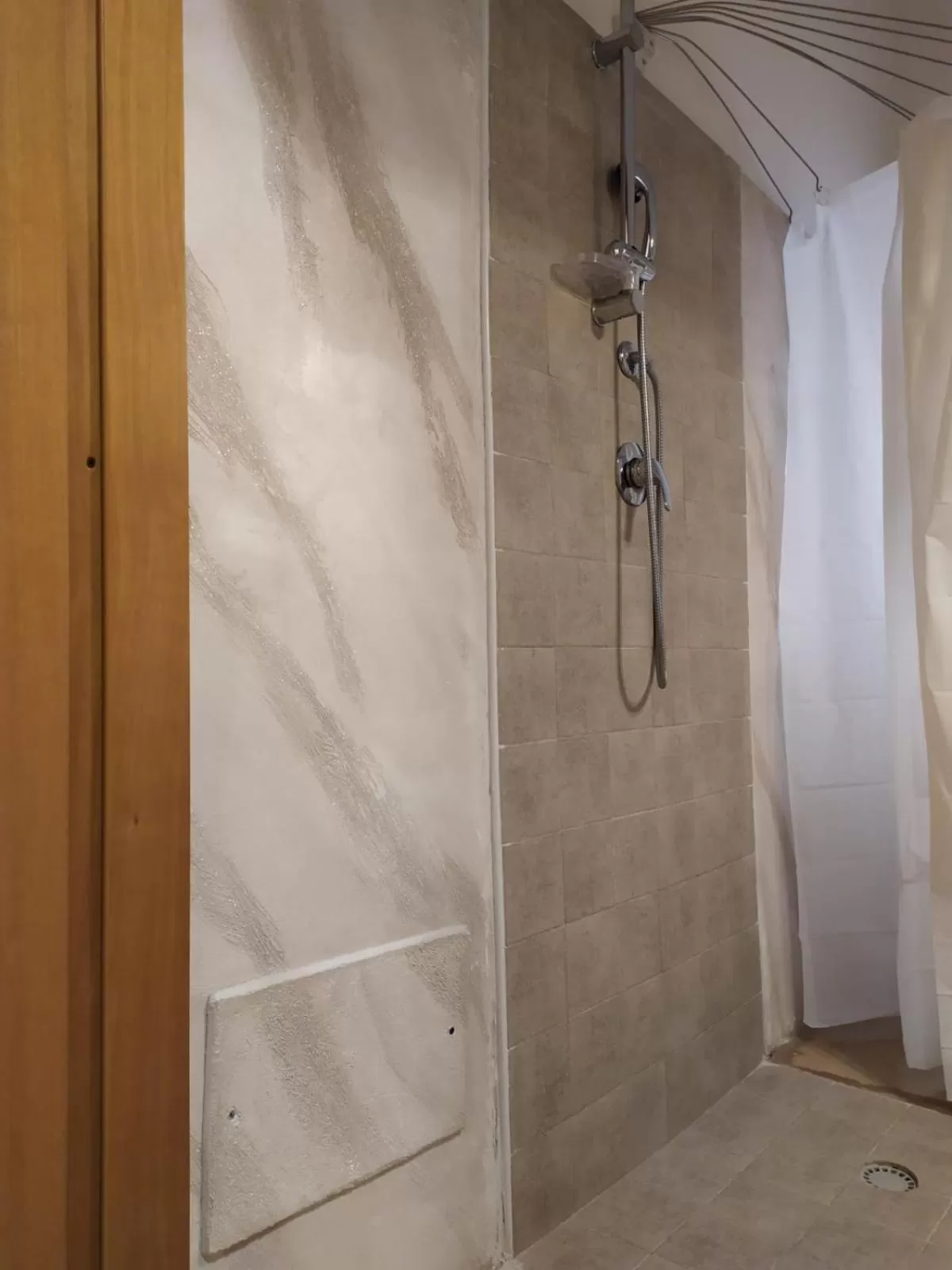 Shower in Moonlight Hotel&Suites