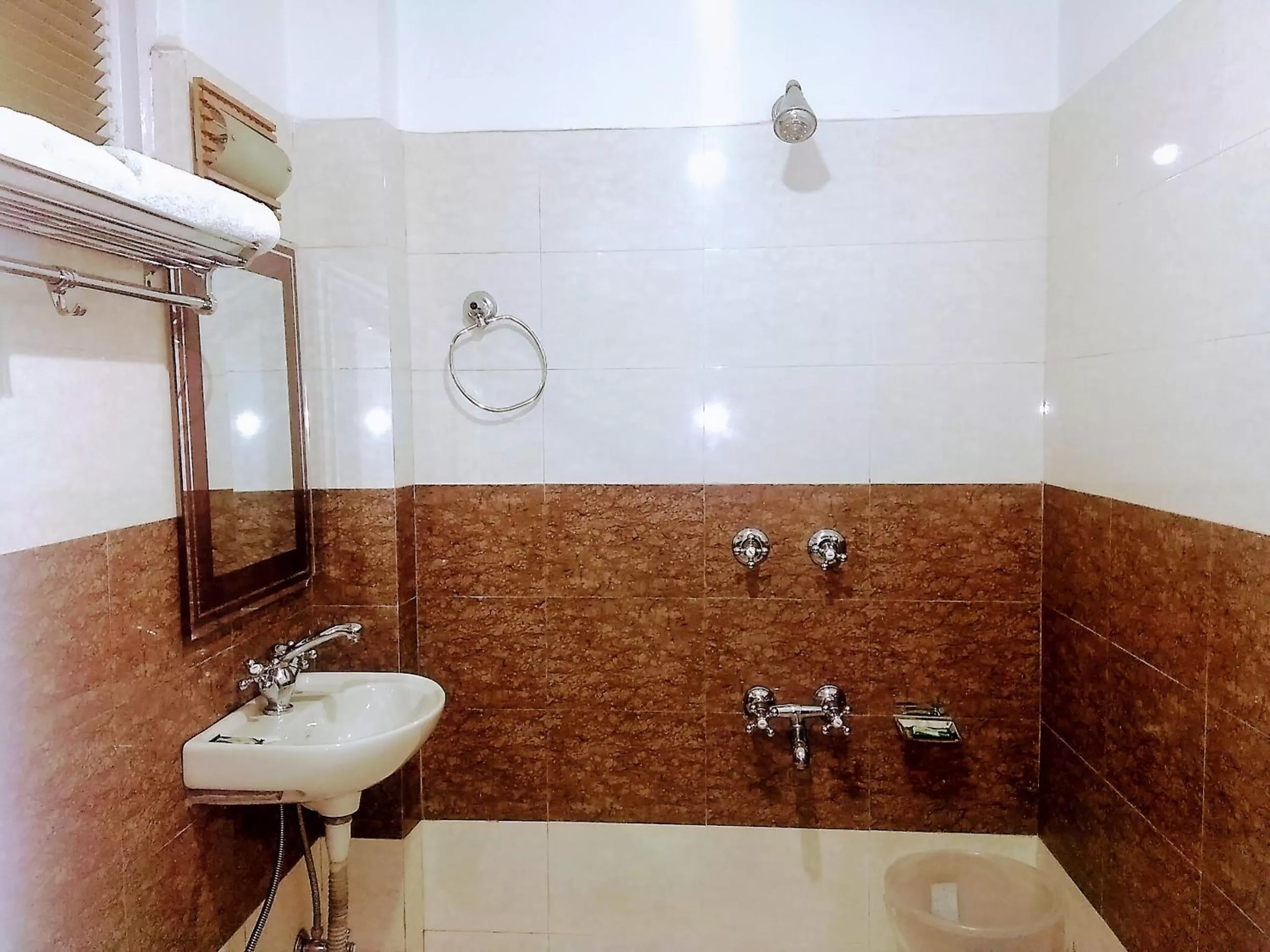 Shower in Hotel Rising Star With Garden With Private Parking Near To Mall Road