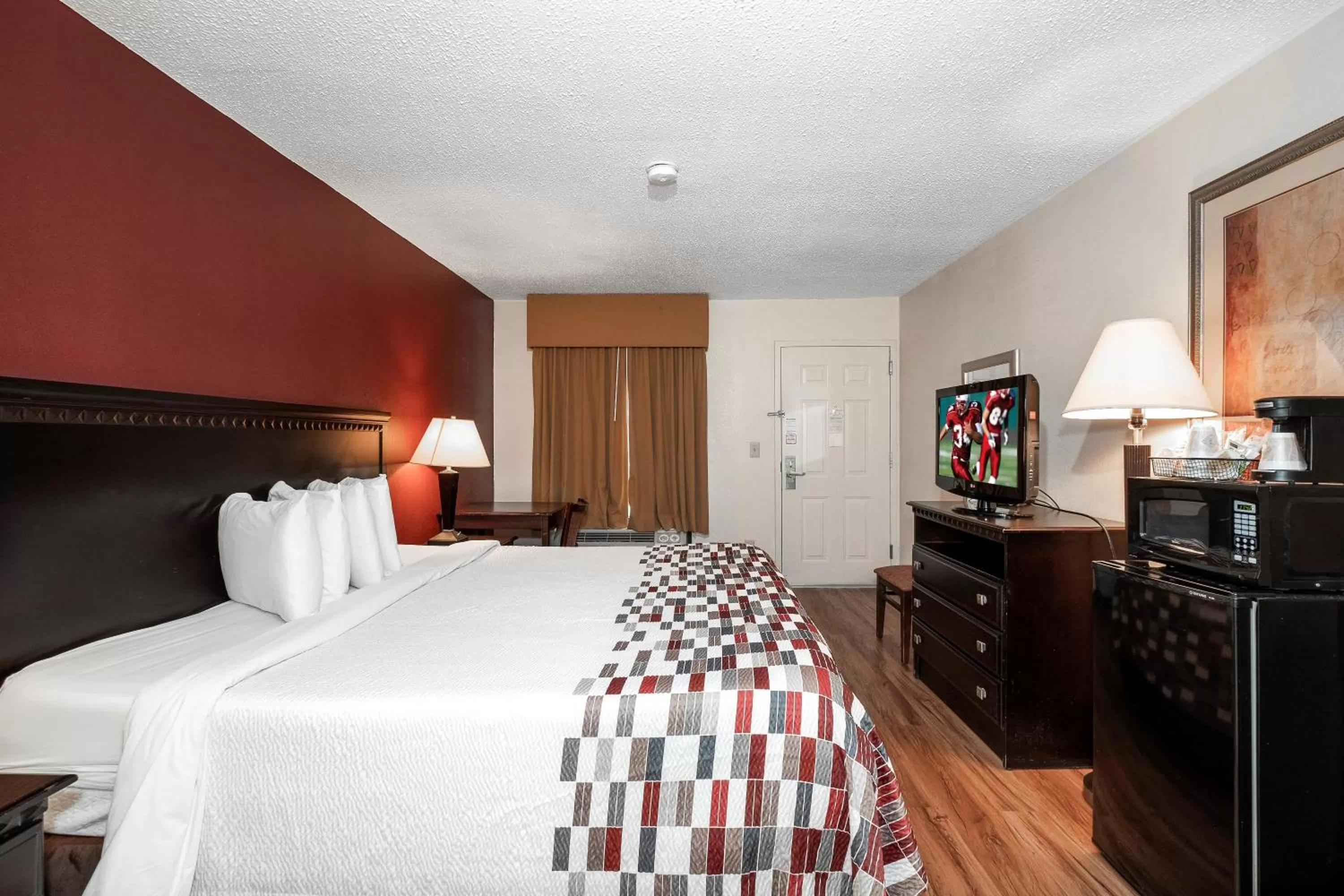 Photo of the whole room, Bed in Red Roof Inn & Suites Oxford
