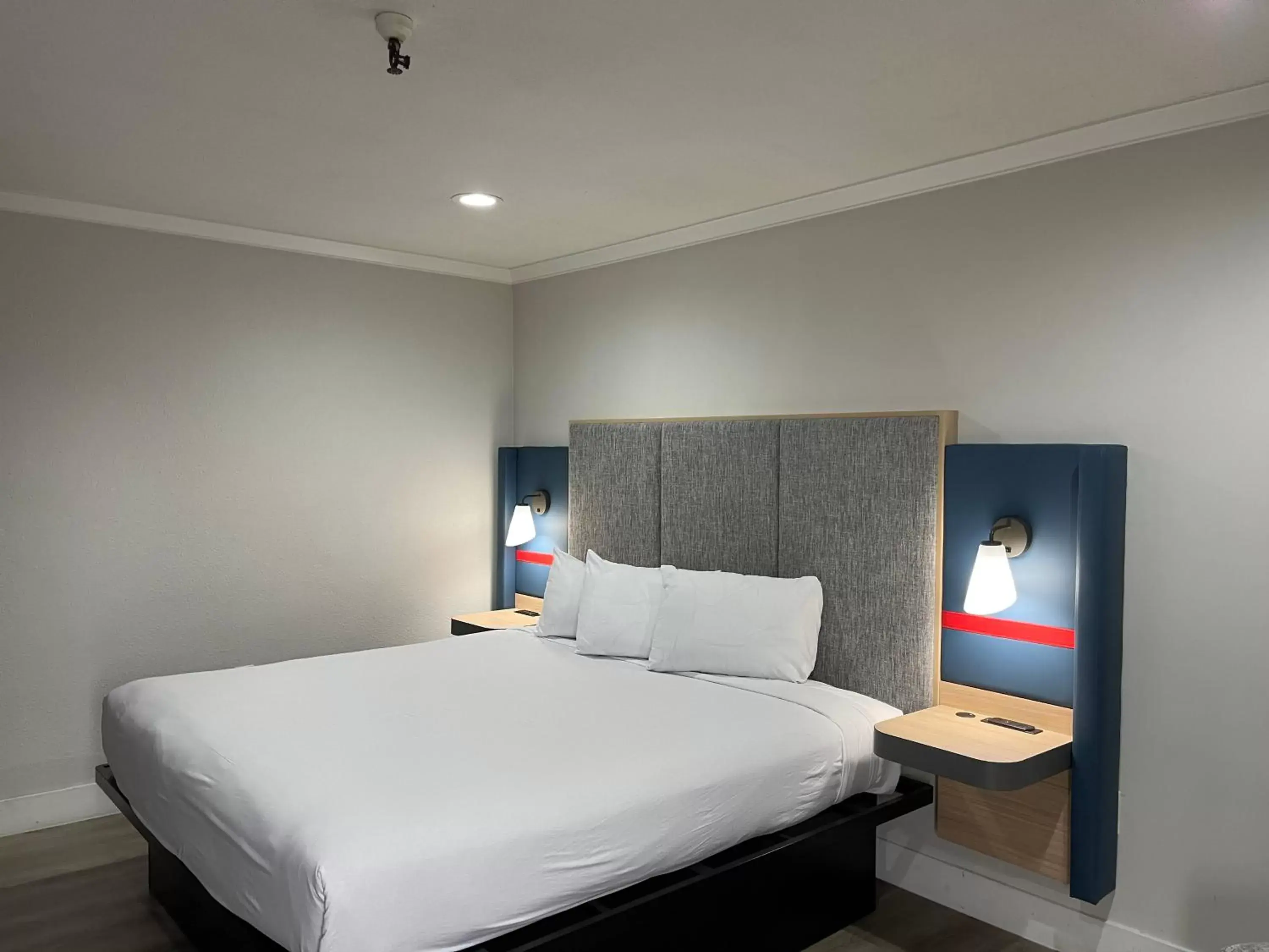 Superior King Room in The Midtowner Hotel, SureStay Collection by Best Western Superior King Room in The Midtowner Hotel, SureStay Collection by Best Western