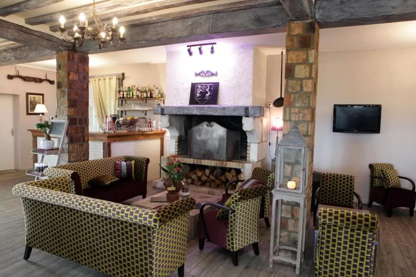 Communal lounge/ TV room in Logis Hôtel Les Nymphéas