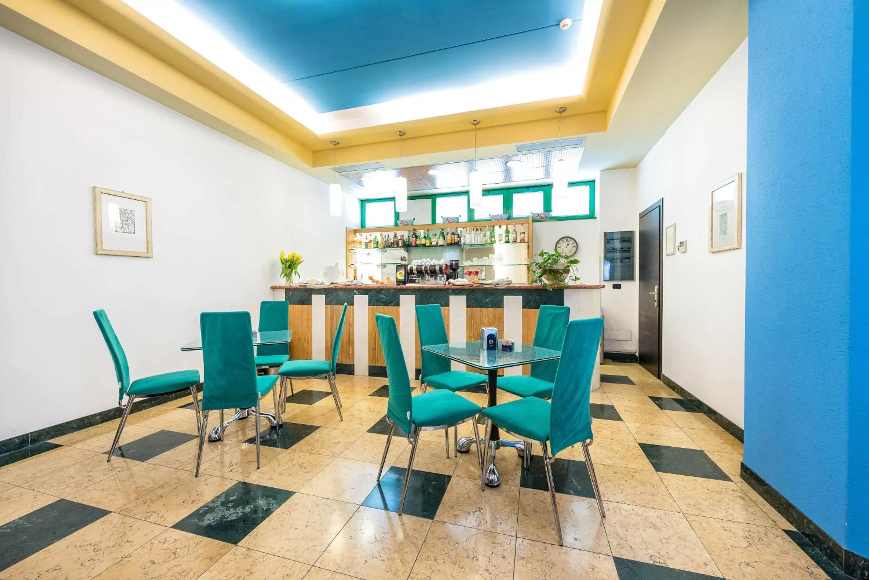 Lounge or bar in West Point Airport Hotel