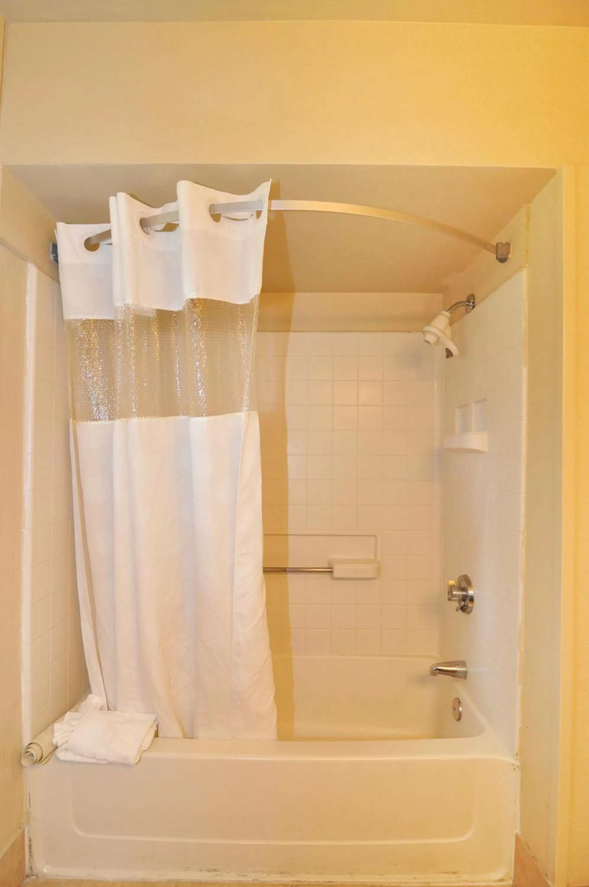 Shower in Pelican Inn