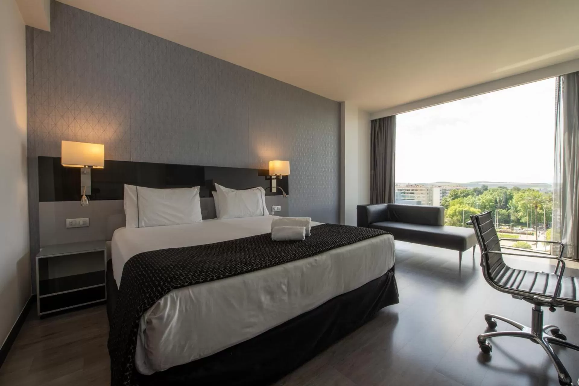 Photo of the whole room, Bed in Eurostars Palace