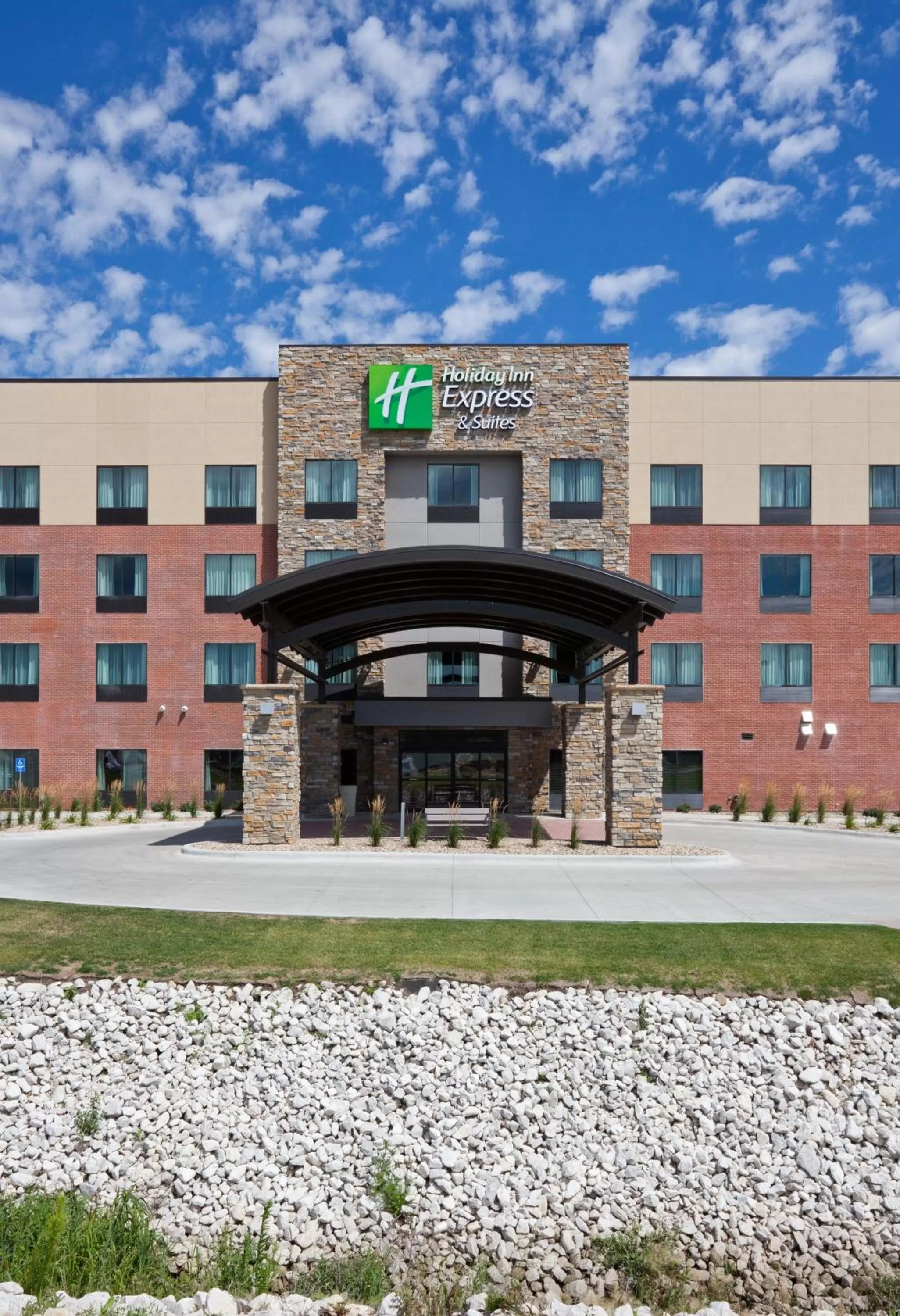 Property building in Holiday Inn Express & Suites Fort Dodge by IHG
