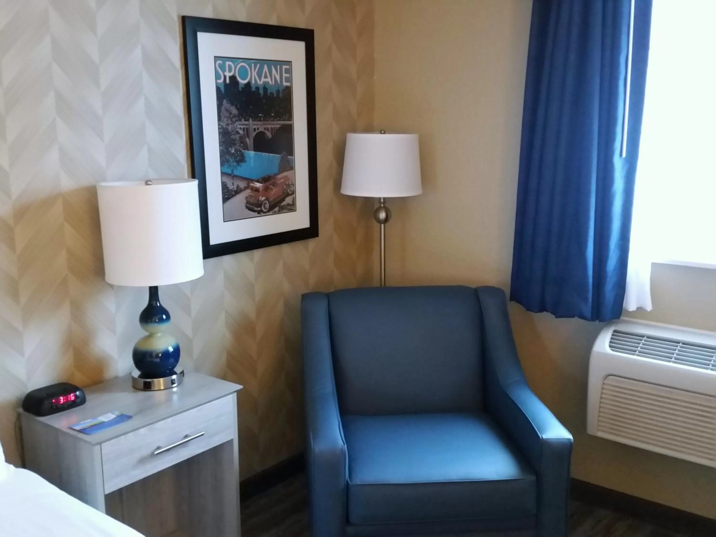 Seating area, Bed in SilverStone Inn & Suites Spokane Valley