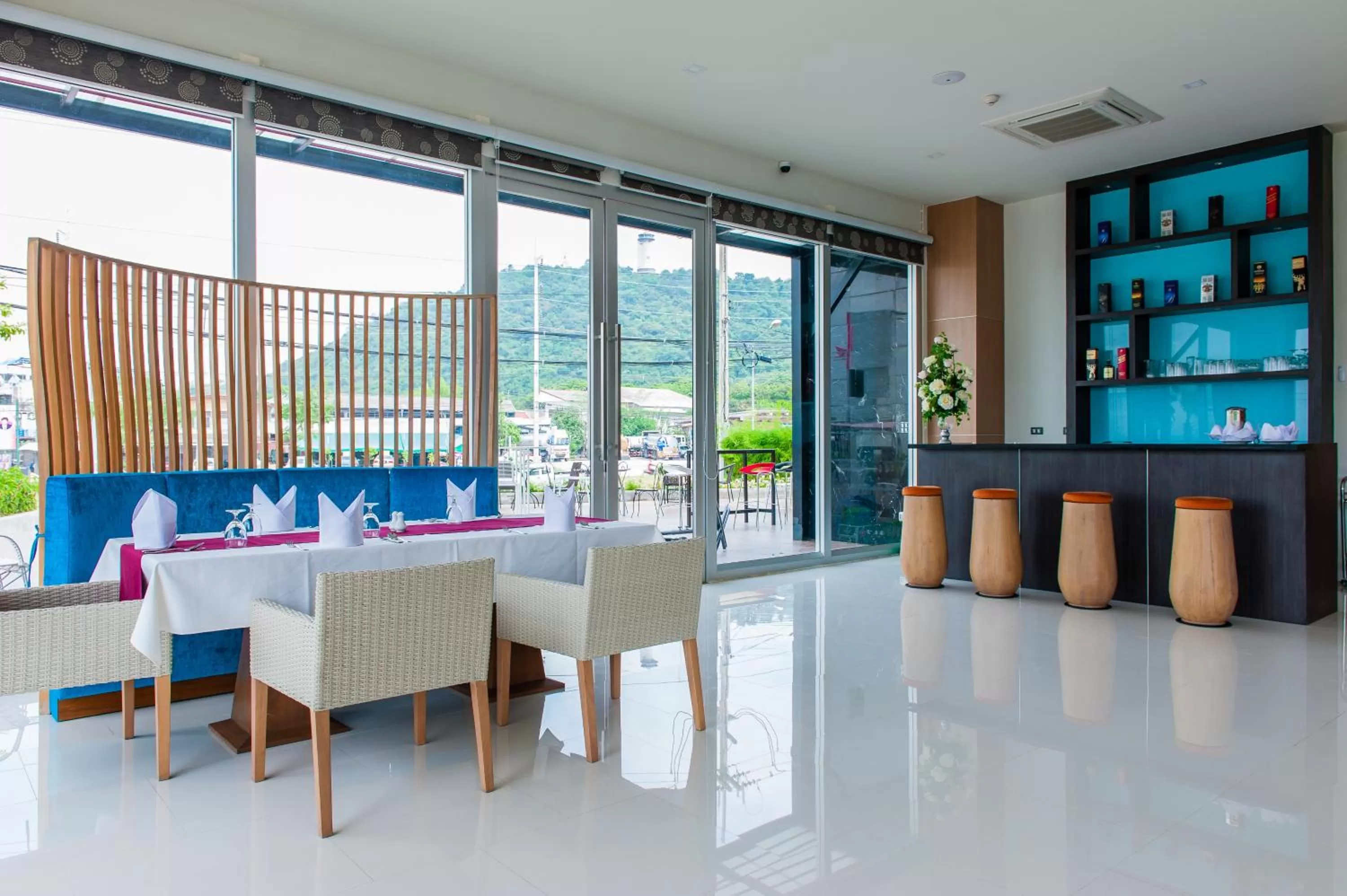 Restaurant/places to eat in 42C The Chic Hotel