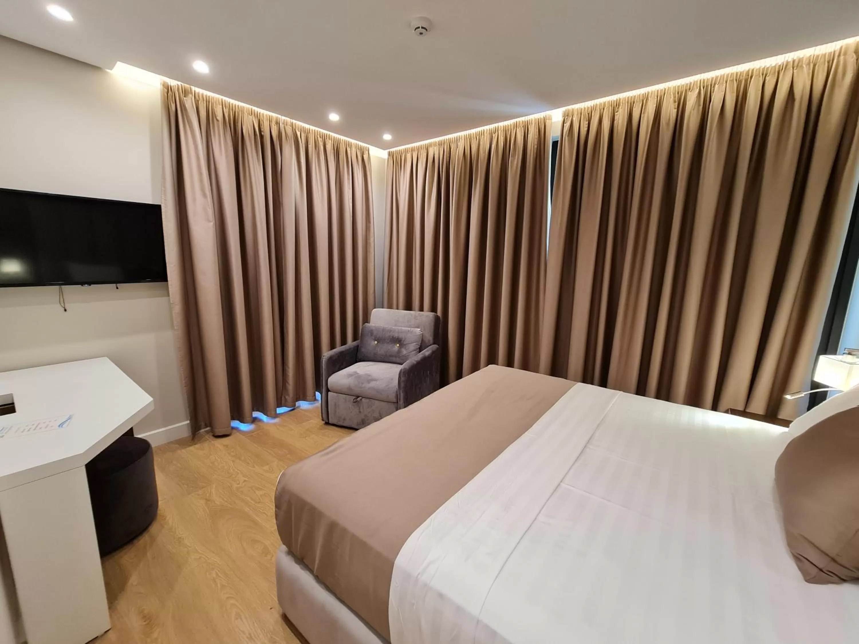 Photo of the whole room, Bed in Hotel Aross