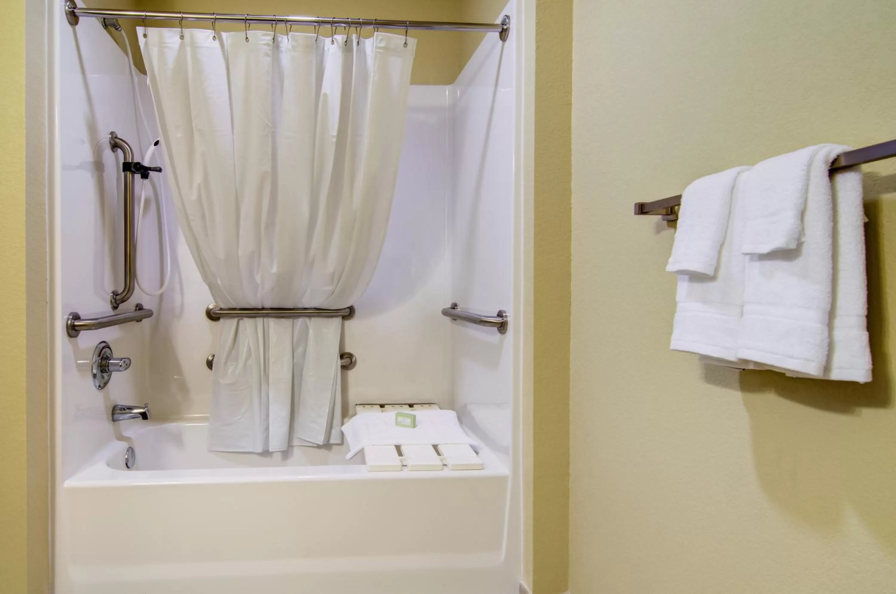 Shower in Cobblestone Inn & Suites-Winterset