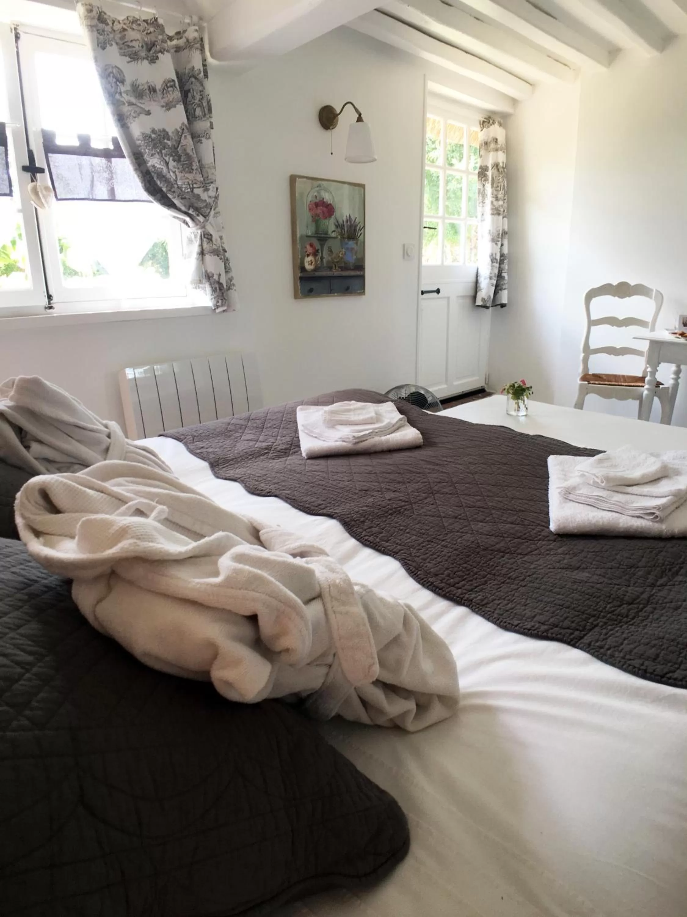Bedroom, Bed in La Romance et la Romanesque
