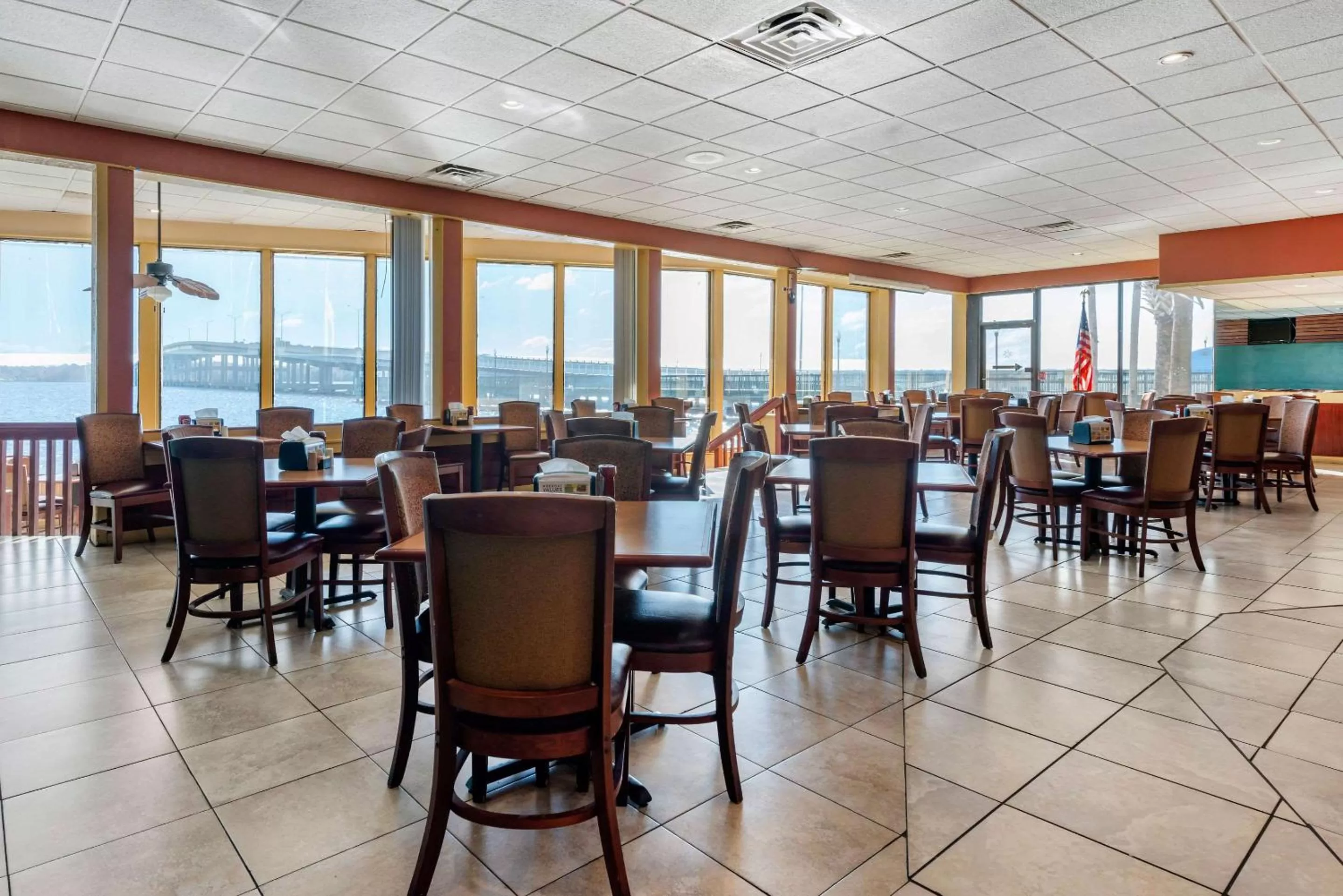 Restaurant/places to eat in Quality Inn and Suites Palatka Riverfront