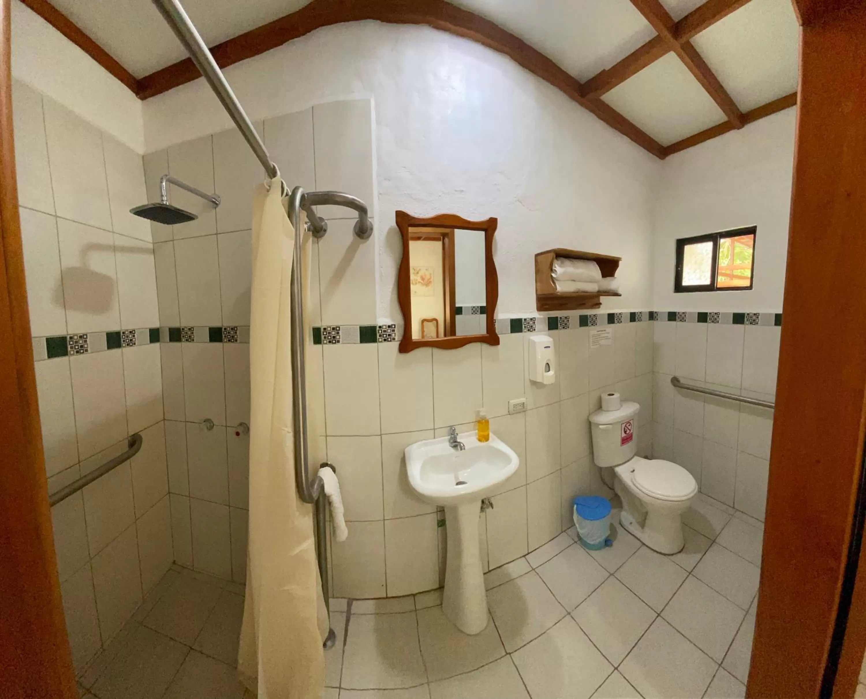 Toilet, Bathroom in La Peregrina Galapagos B&B
