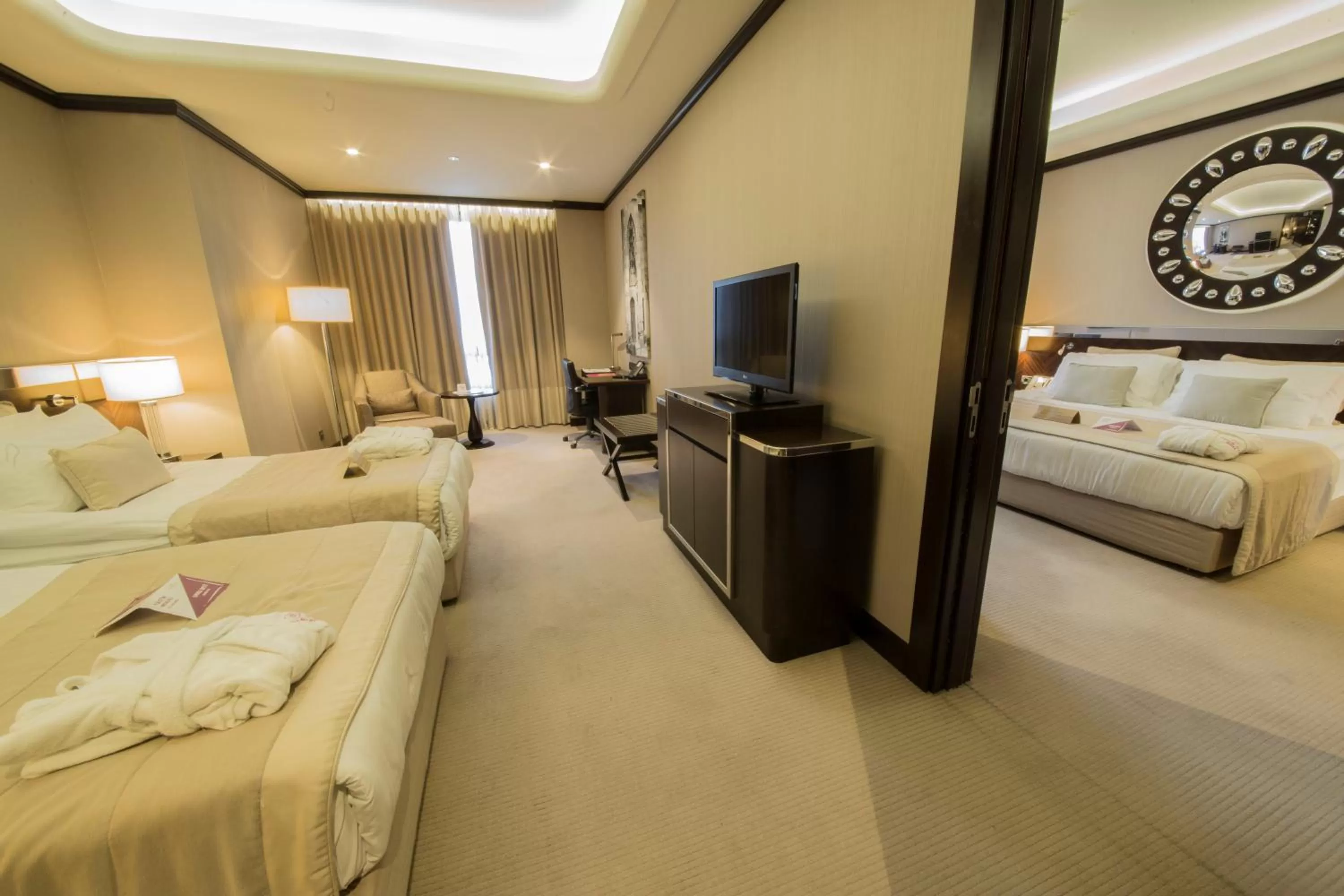 Photo of the whole room, Bed in Crowne Plaza Bursa Convention Center & Thermal Spa by IHG