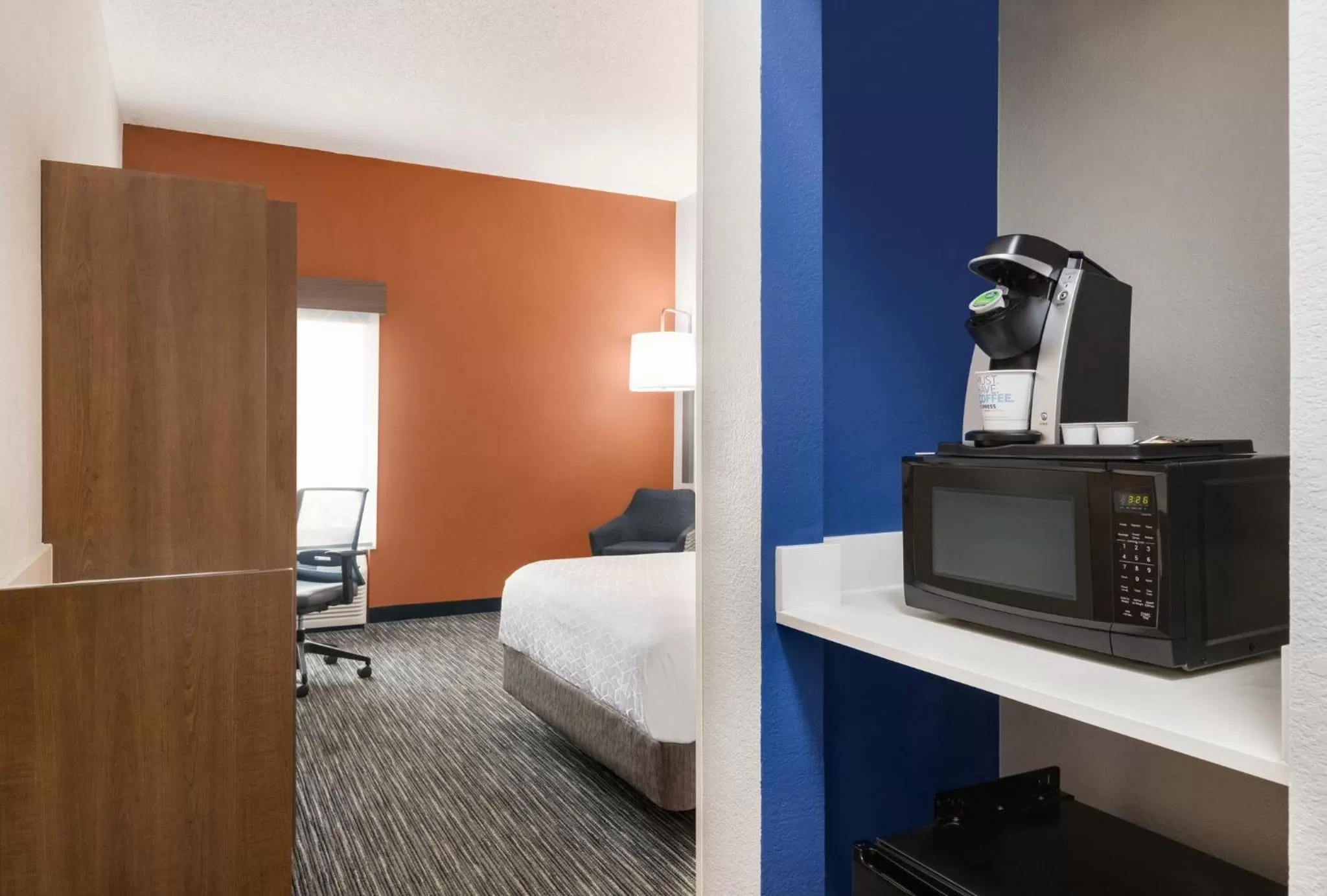 Photo of the whole room, Bed in Holiday Inn Express Vero Beach-West I-95 by IHG