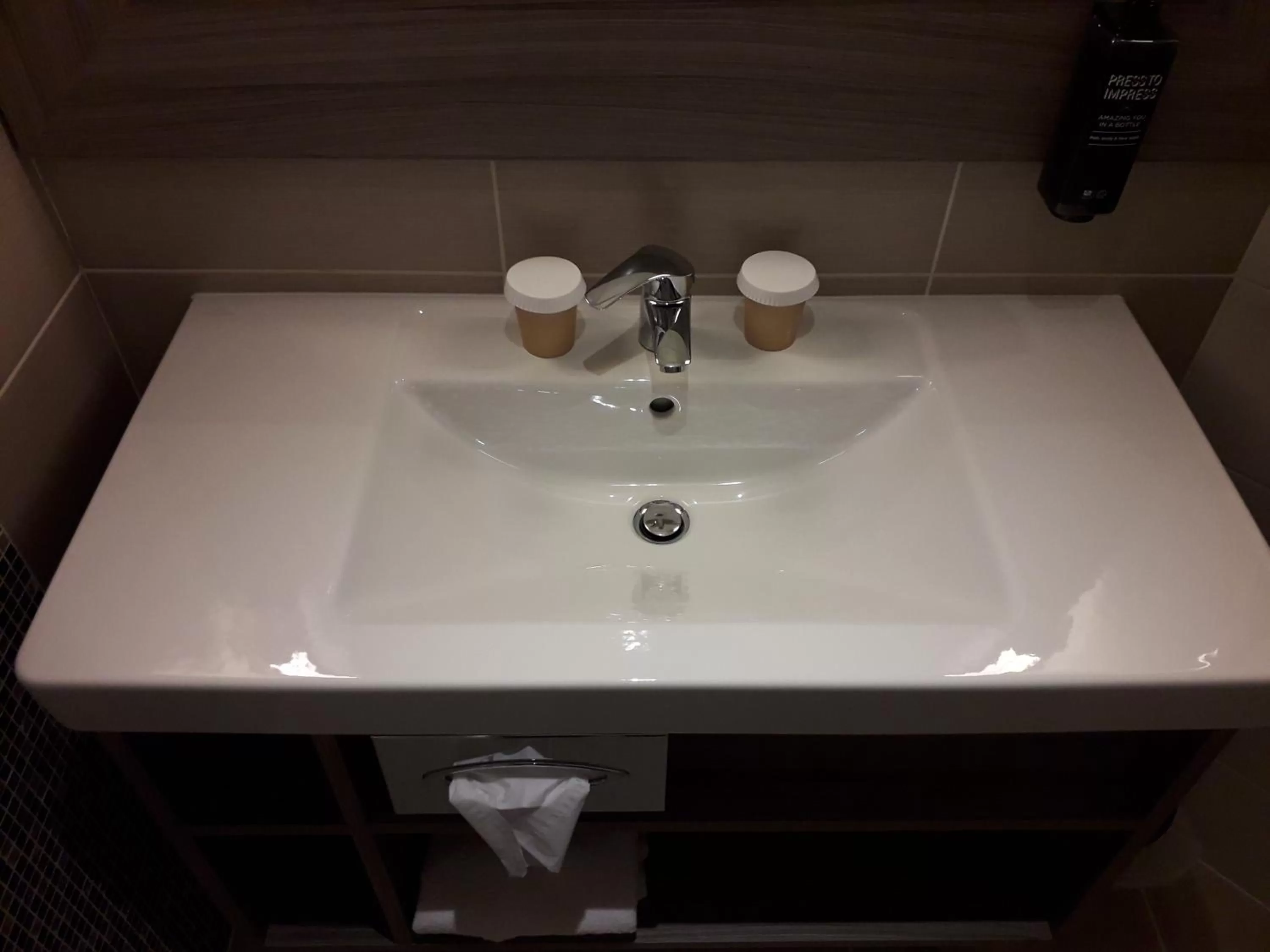 Bathroom in ibis Styles Melun