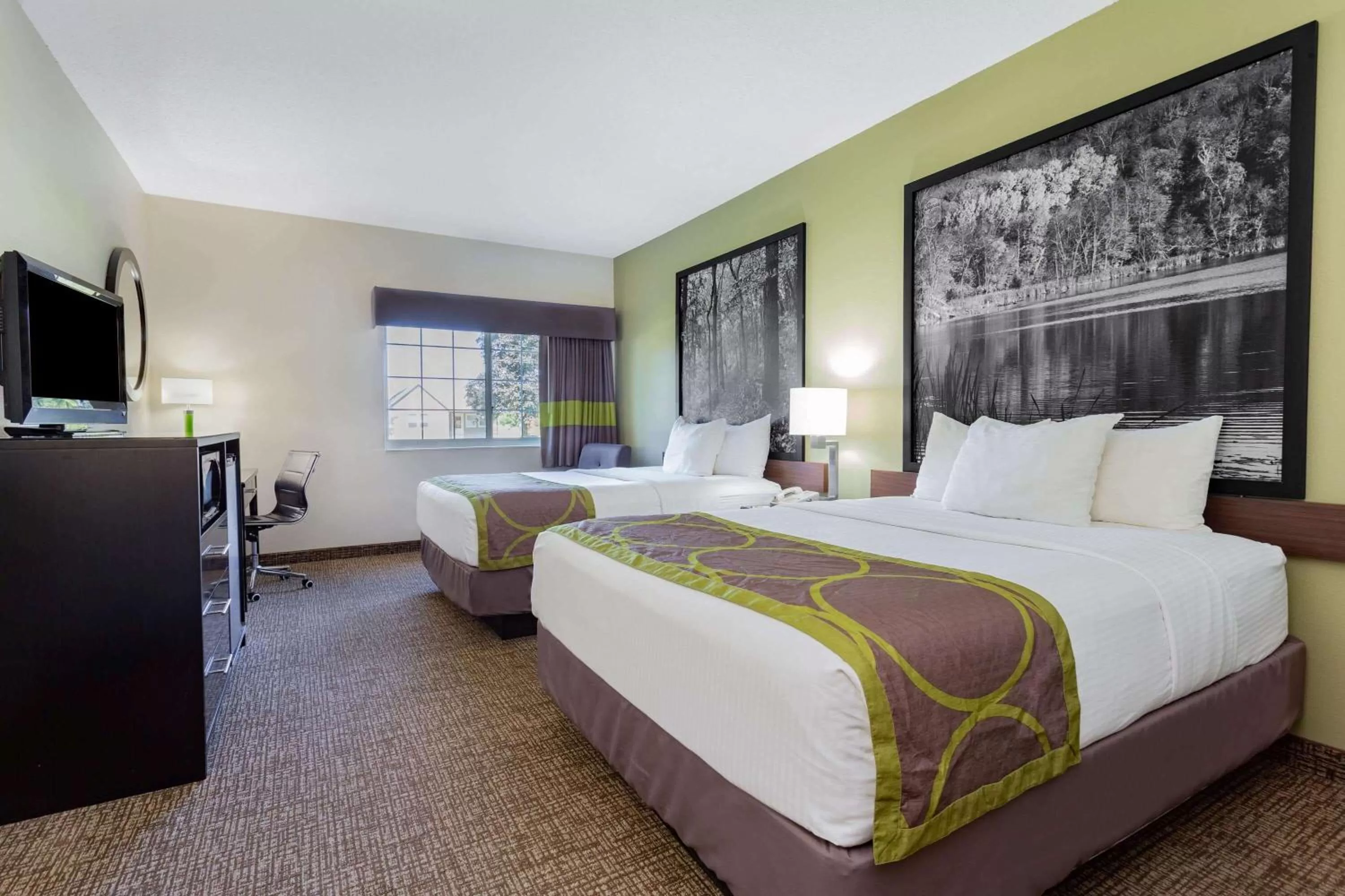 Photo of the whole room, Bed in Super 8 by Wyndham Emmetsburg