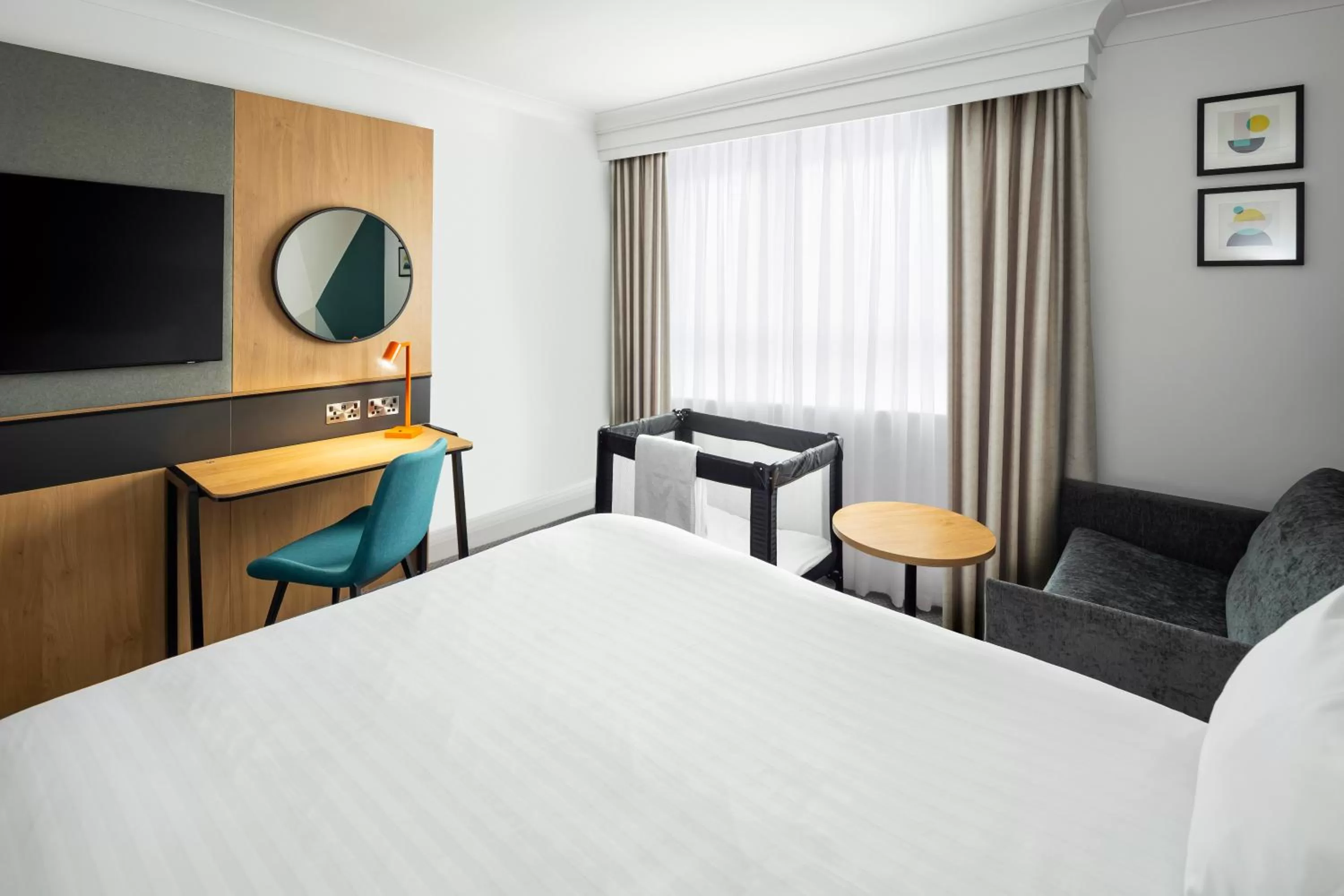 Bedroom, Bed in Holiday Inn Aylesbury by IHG