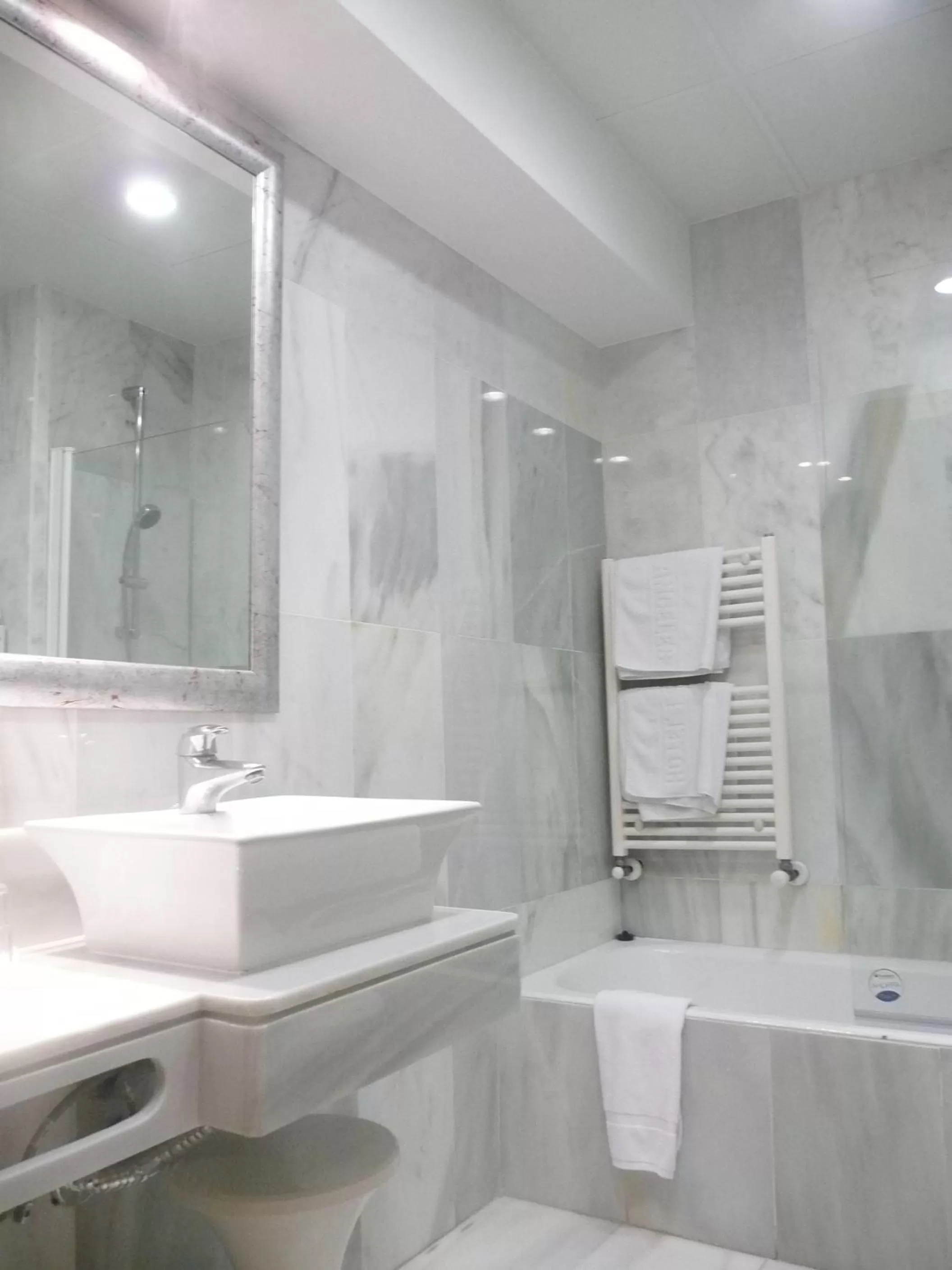 Bathroom in Hotel Los Angeles Granada