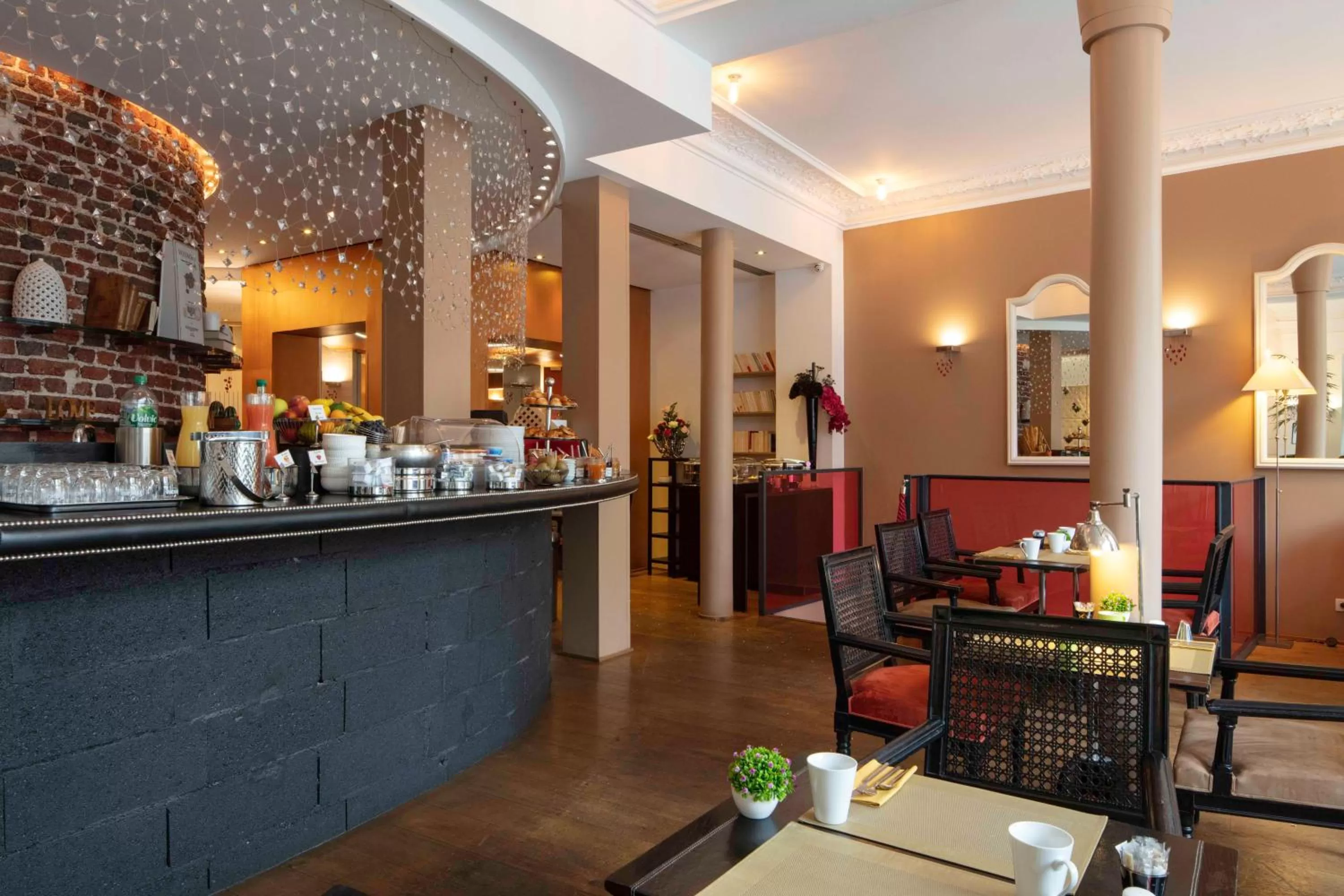 Restaurant/places to eat in Le 123 Elysees - Astotel