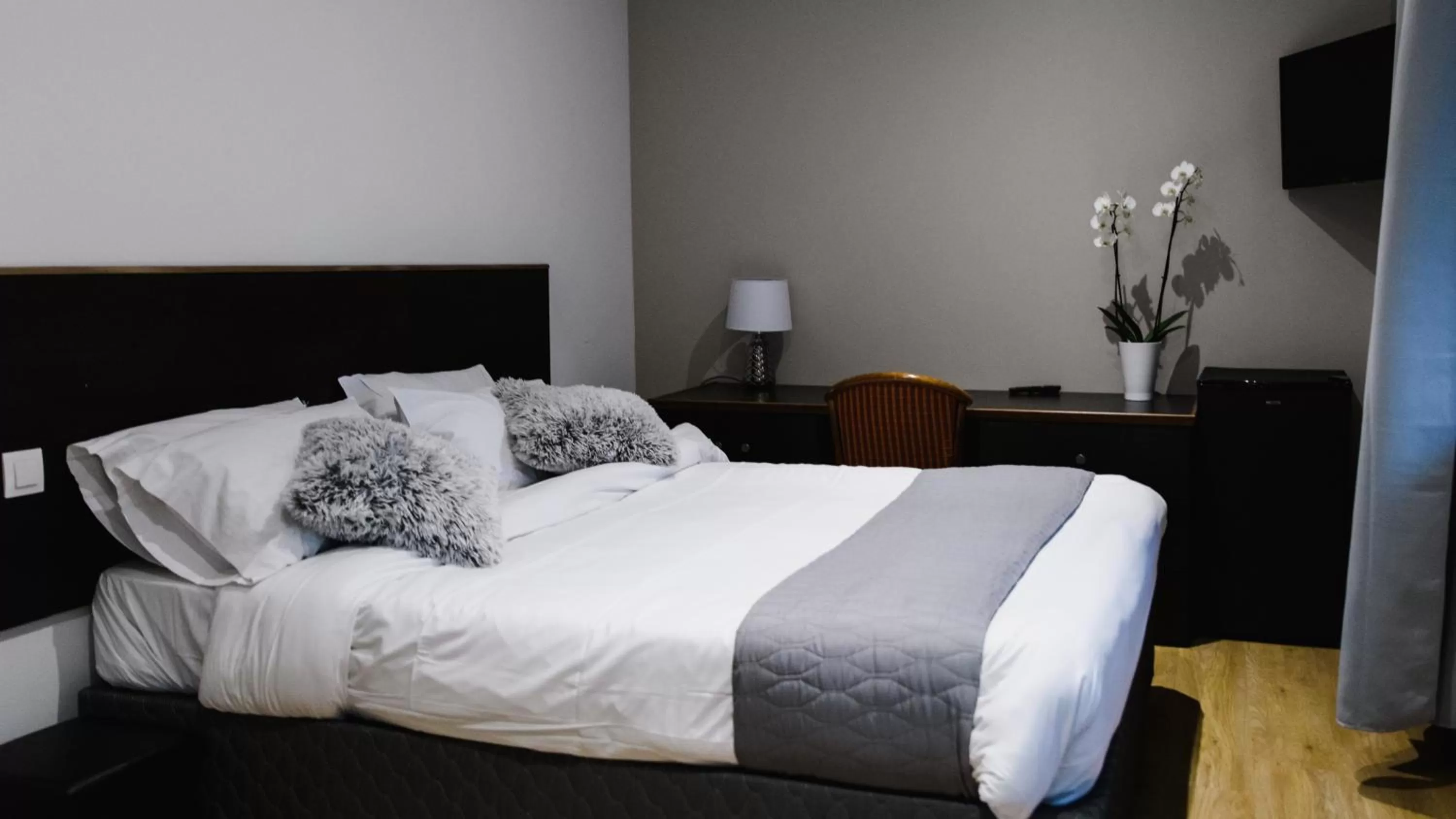 Bed in Hôtel des Arcades