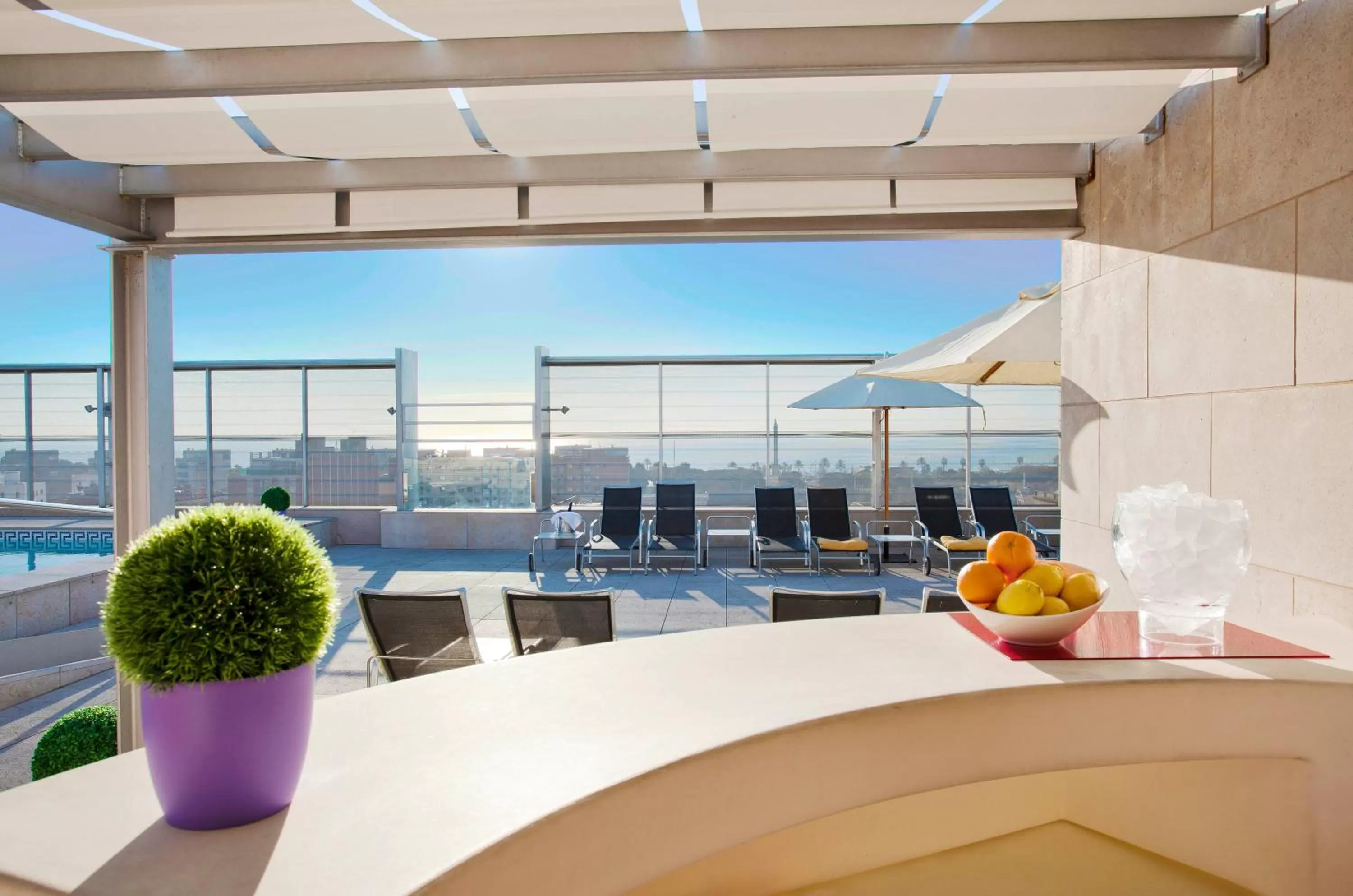 Swimming pool in Ilunion Barcelona