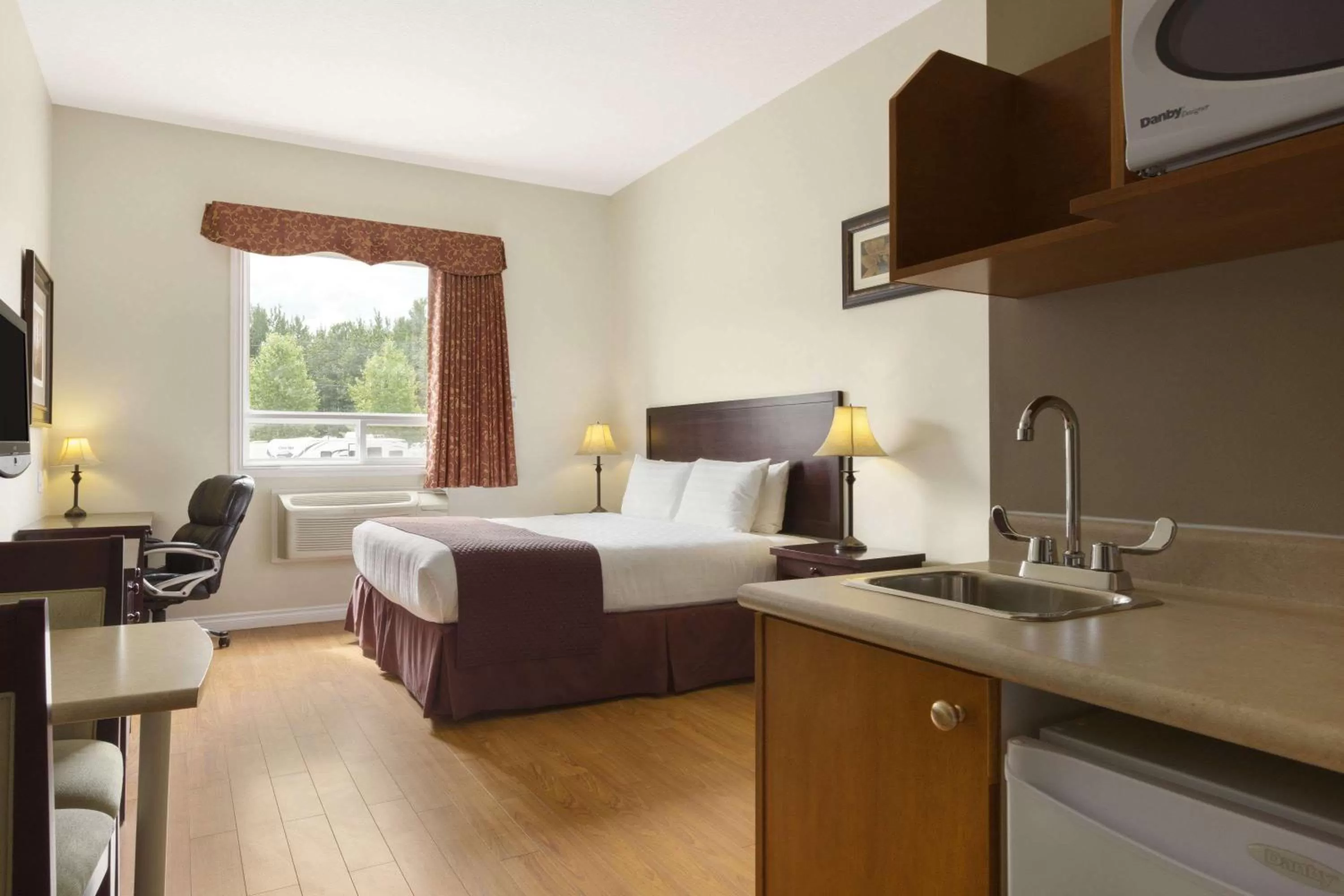 Photo of the whole room, Bed in Days Inn by Wyndham Chetwynd