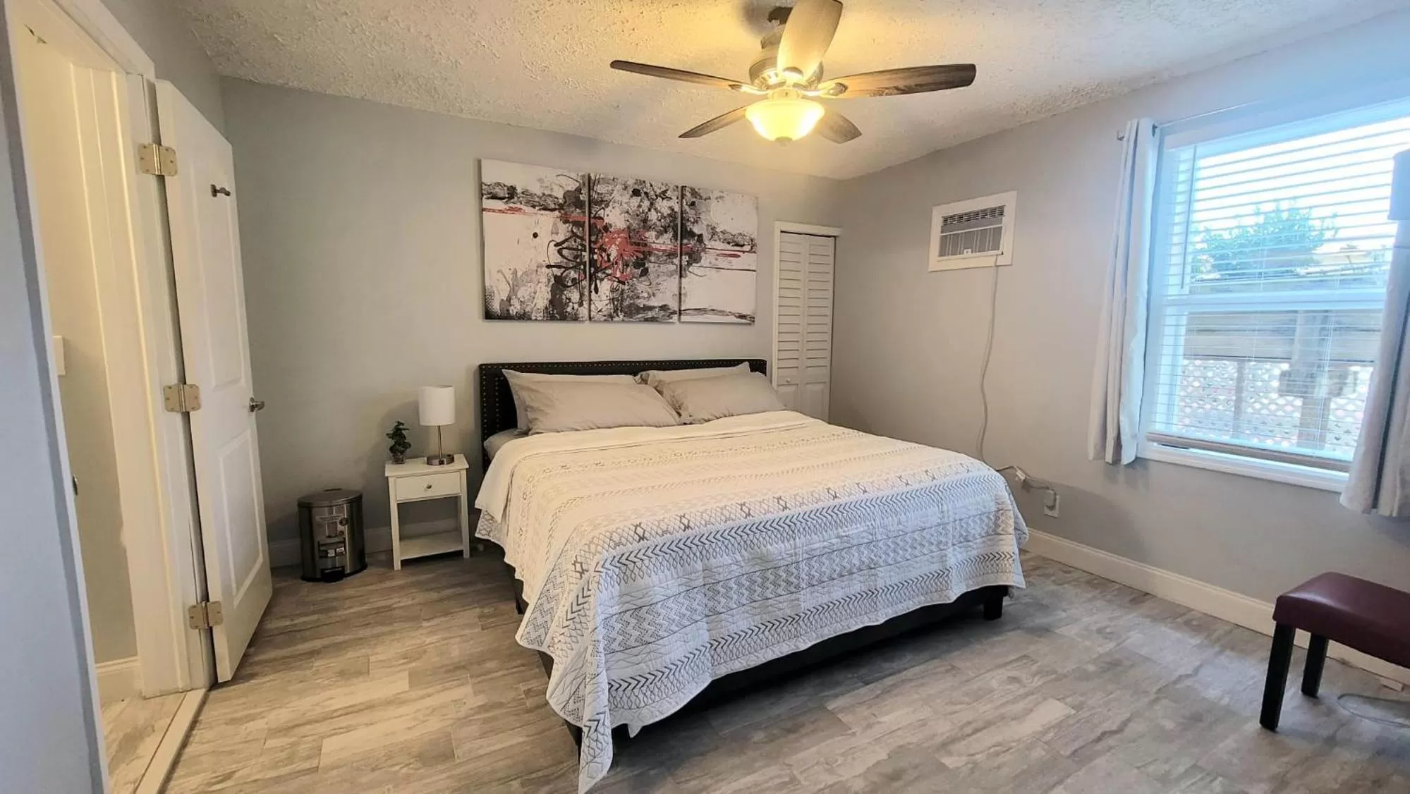 Bedroom, Bed in Barefoot mailman motel