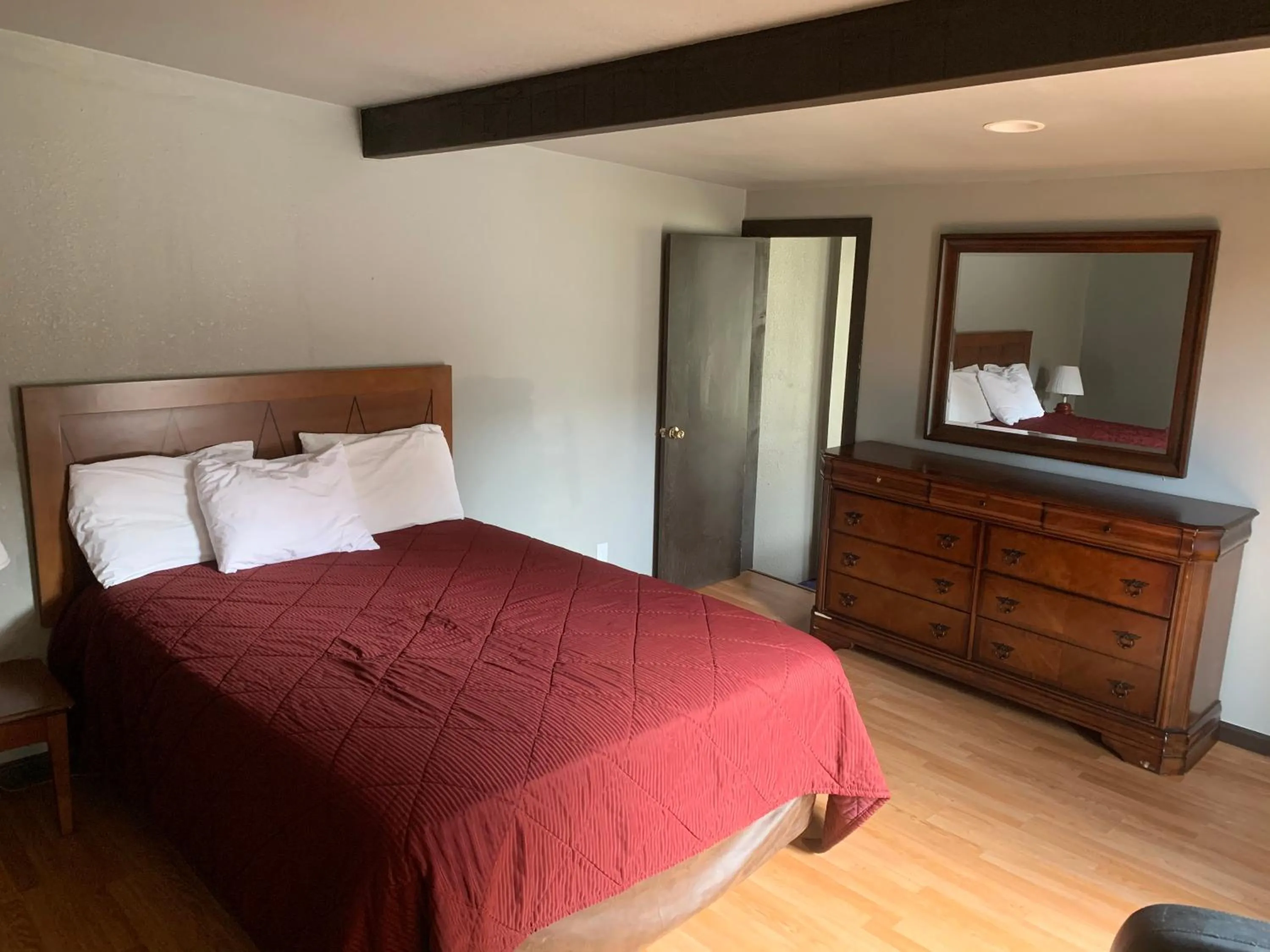 Bed in Mountain Trail Lodge and Vacation Rentals