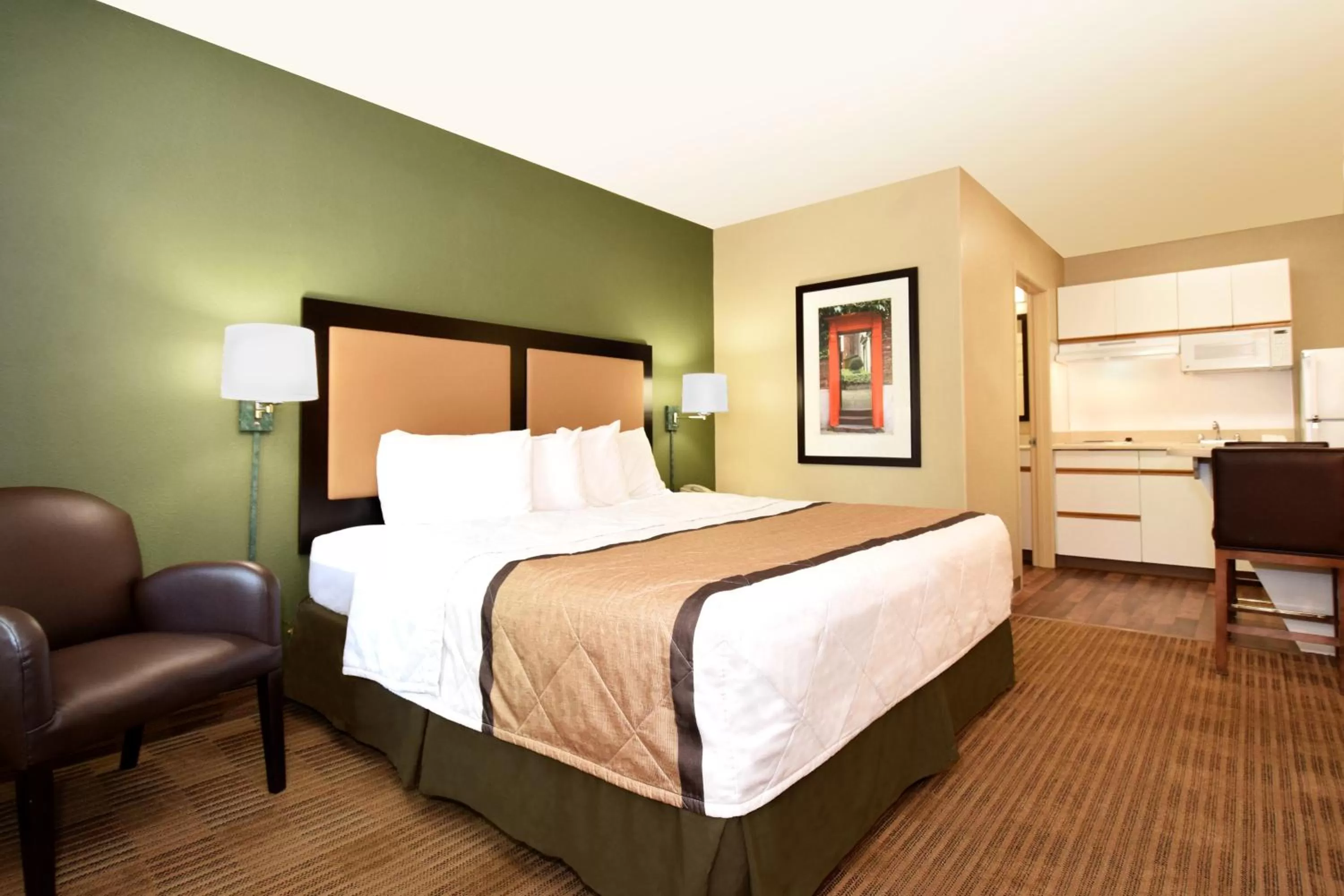 Kitchen or kitchenette, Bed in Extended Stay America Select Suites - Atlanta - Cumberland Mall