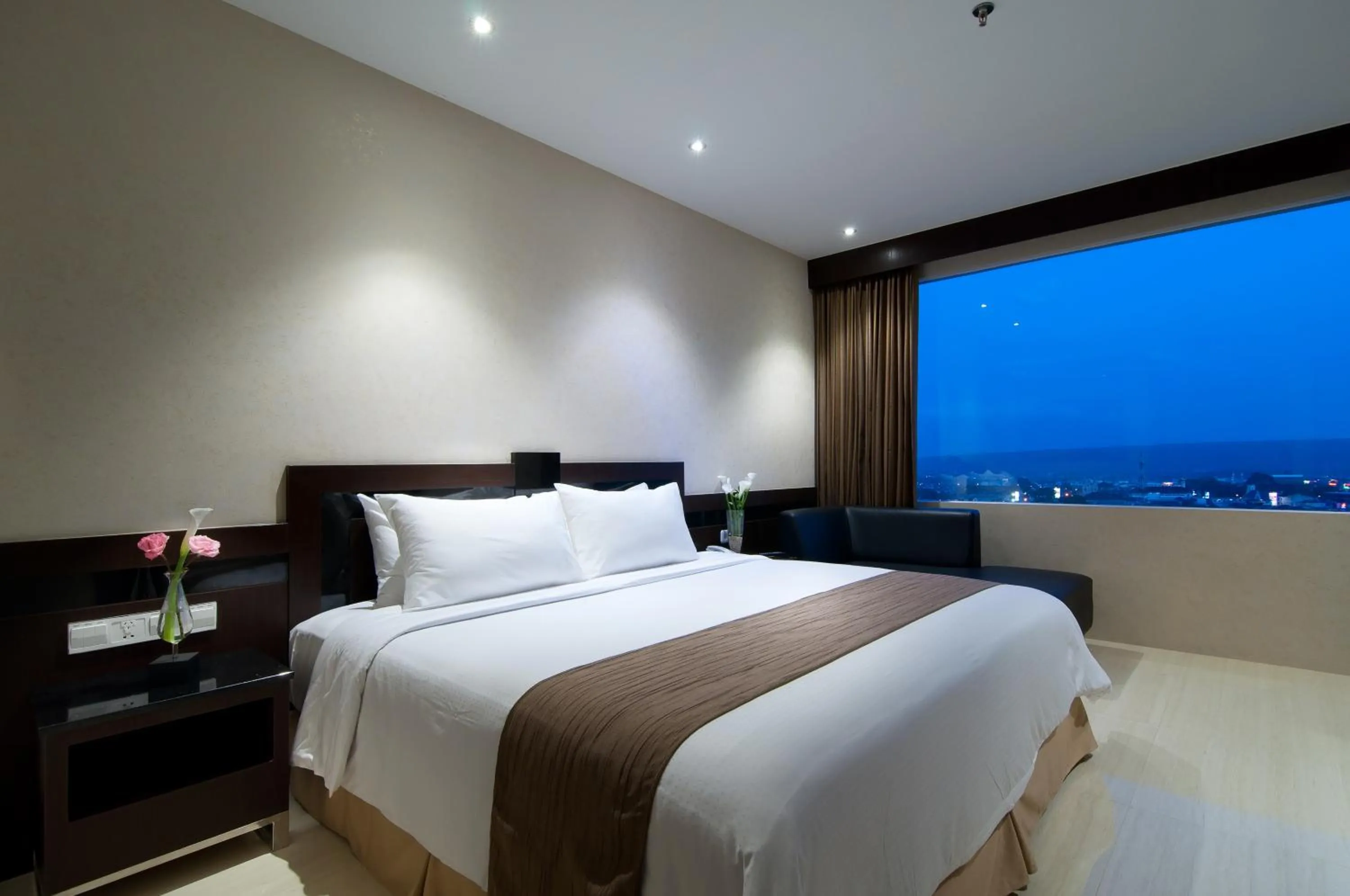 Restaurant/places to eat, Bed in Aria Gajayana