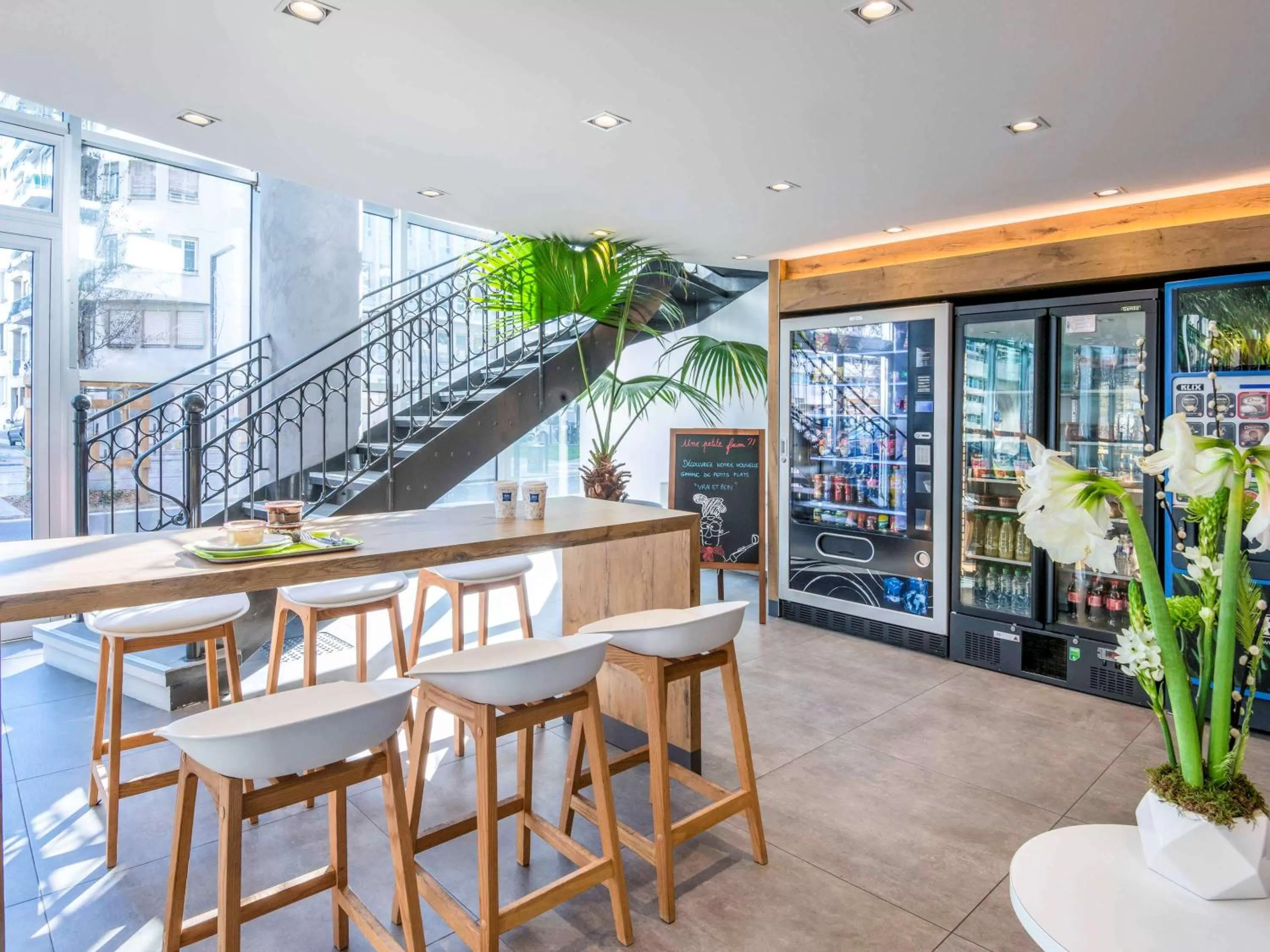 Restaurant/places to eat in ibis budget Nice Californie Lenval