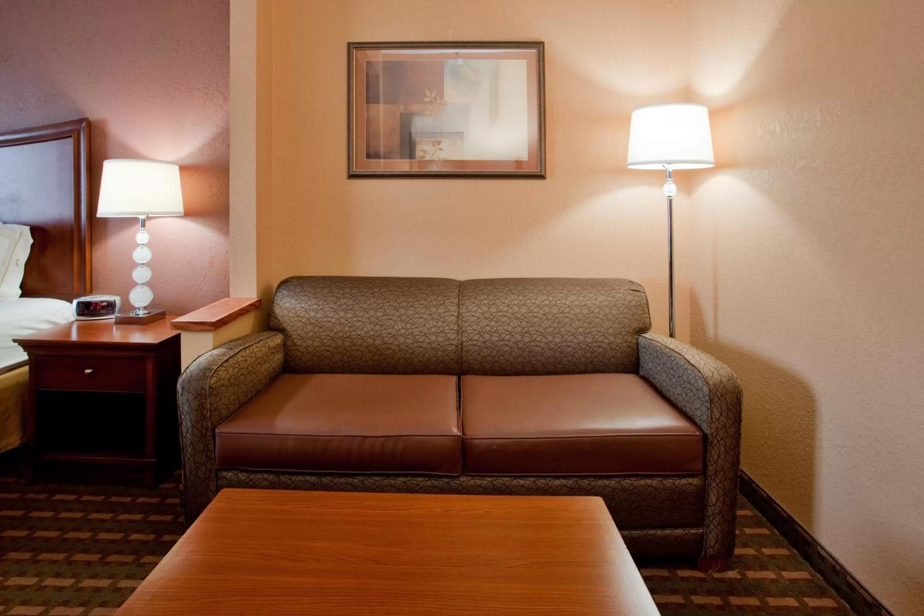 Living room in Holiday Inn Express Hotel & Suites Suffolk by IHG