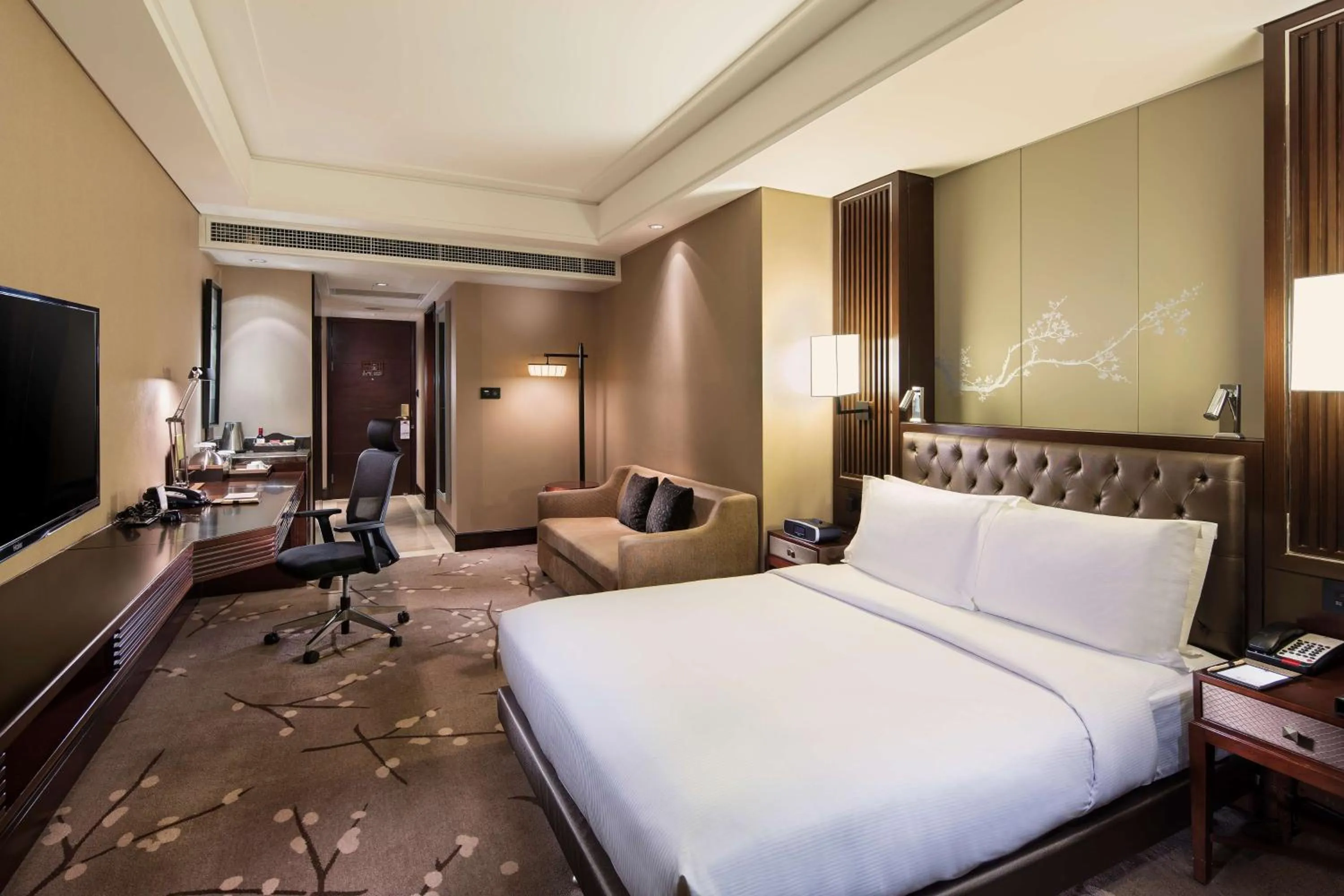 Bedroom, Bed in DoubleTree by Hilton Chongqing - Guanyinqiao railway station