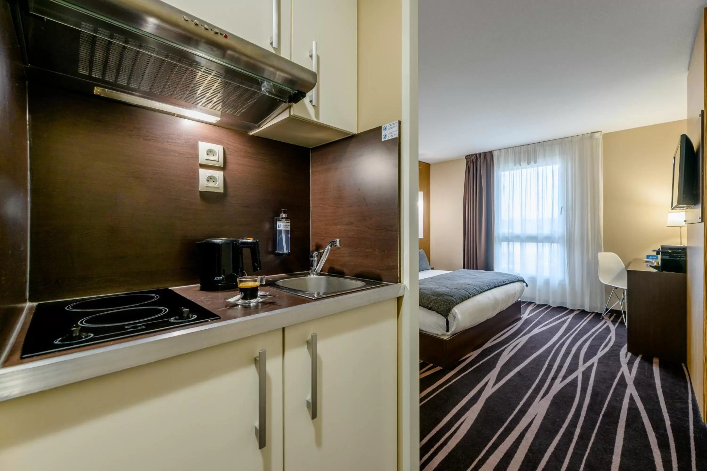 Kitchen or kitchenette, Bed in Comfort Aparthotel Bordeaux Begles Arena