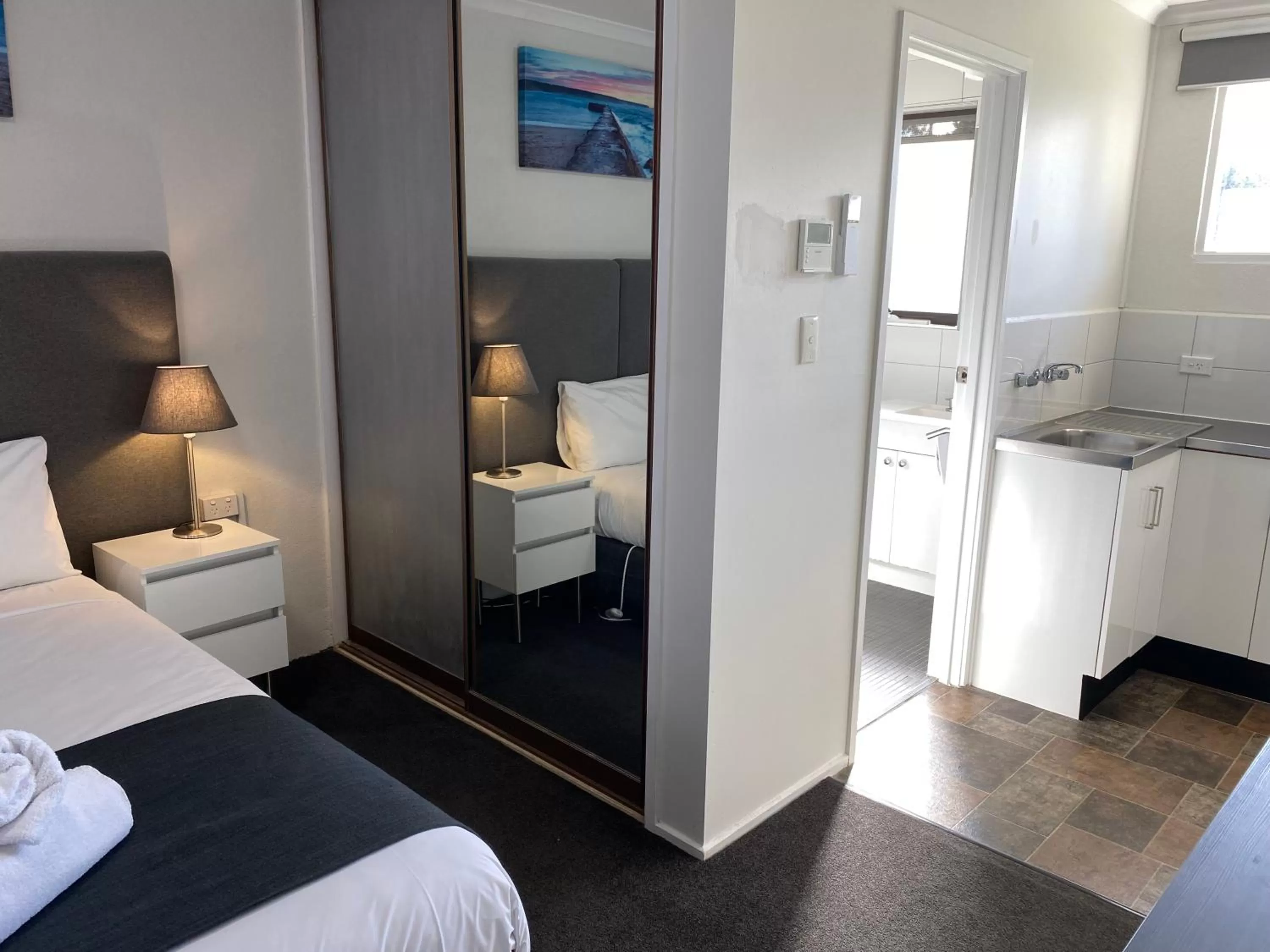 Kitchen or kitchenette, Bed in Frankston Motel